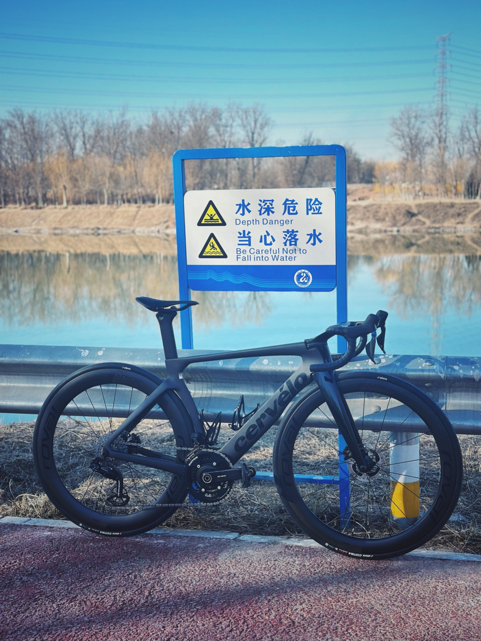 一懒众衫小,春风催肉生 昨日新装好的cervelo s5,恰逢周末,索性出门干