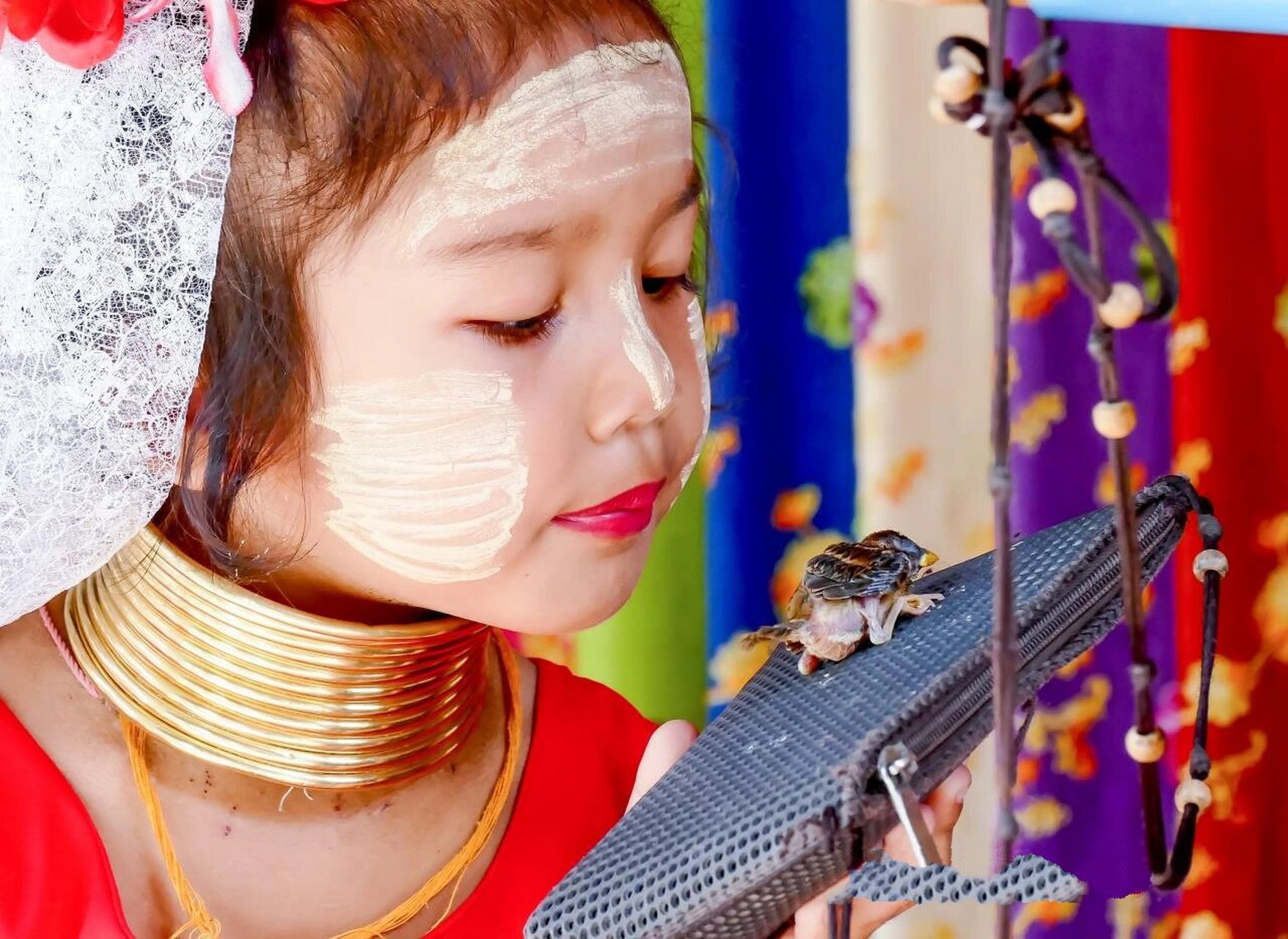 泰国长颈族 多年前在泰国拍摄的长颈族小朋友,大眼睛楚楚可爱.