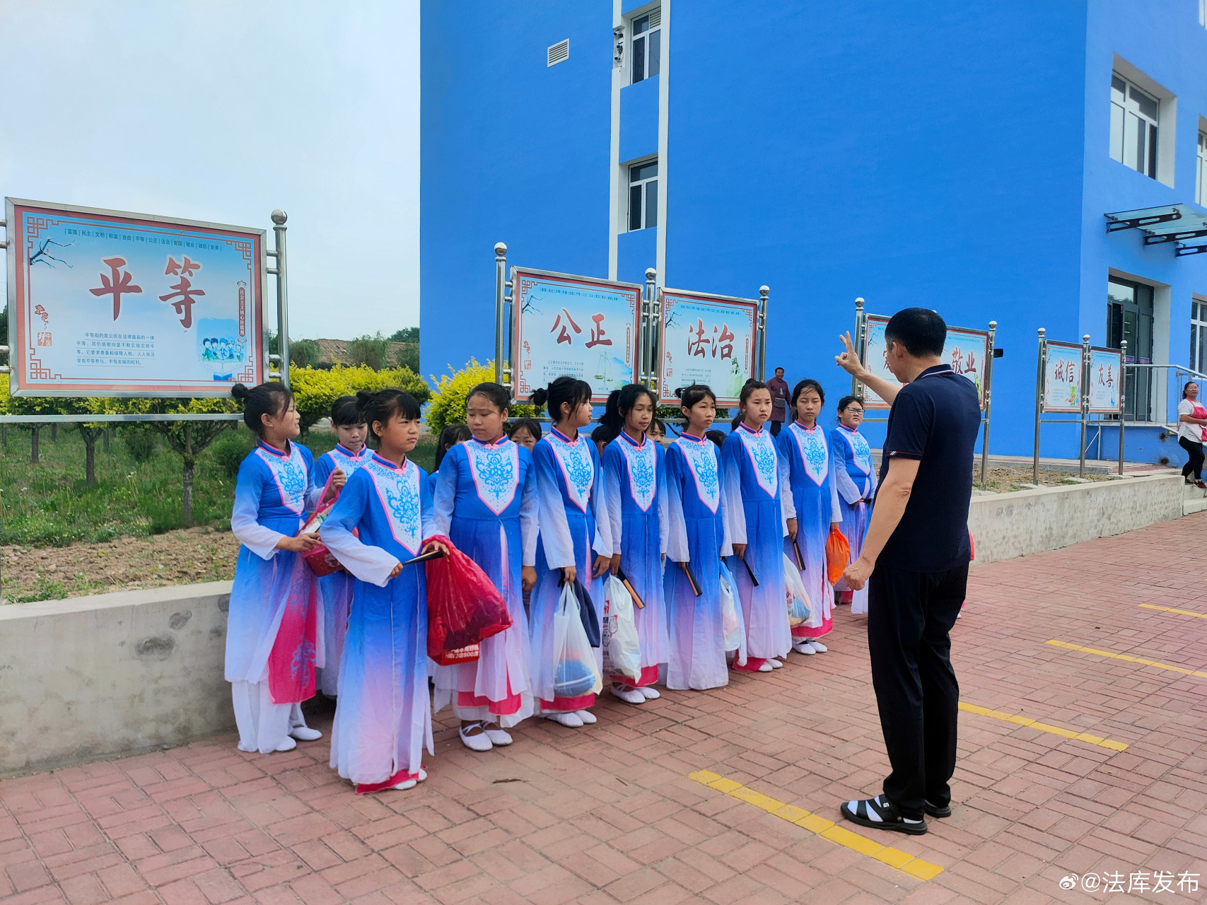 法库县三面船镇中心小学学生志愿者走进敬老院开展"敬老爱老 从我做起