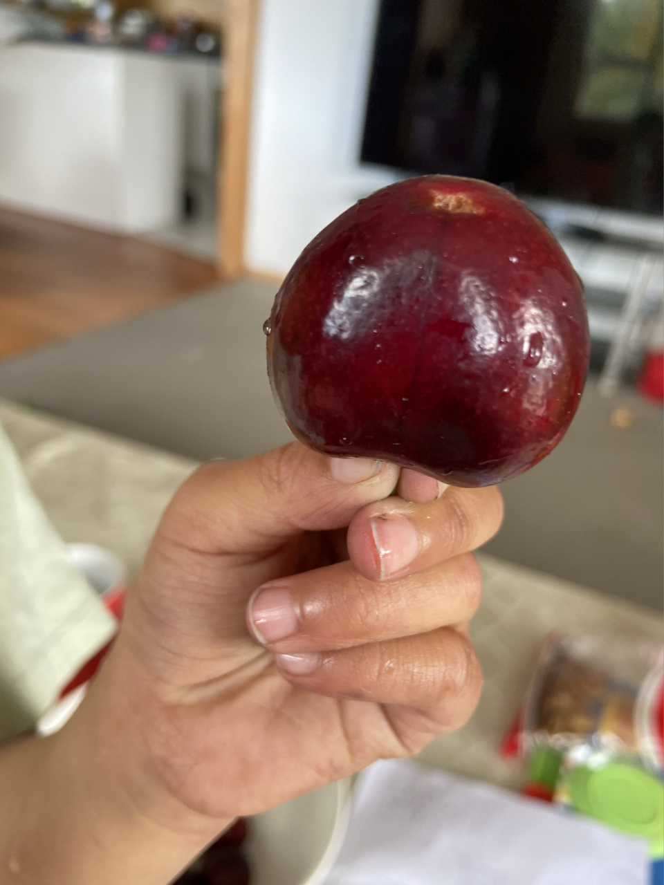 拳头大的樱桃 头一次吃到这么大的樱桃,值得纪念一下