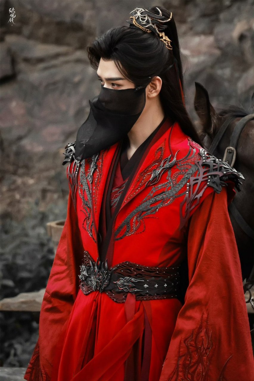 龚俊红衣黑面纱#龚俊《暗河传》新路透来啦,红衣黑面纱造型,好帅的少