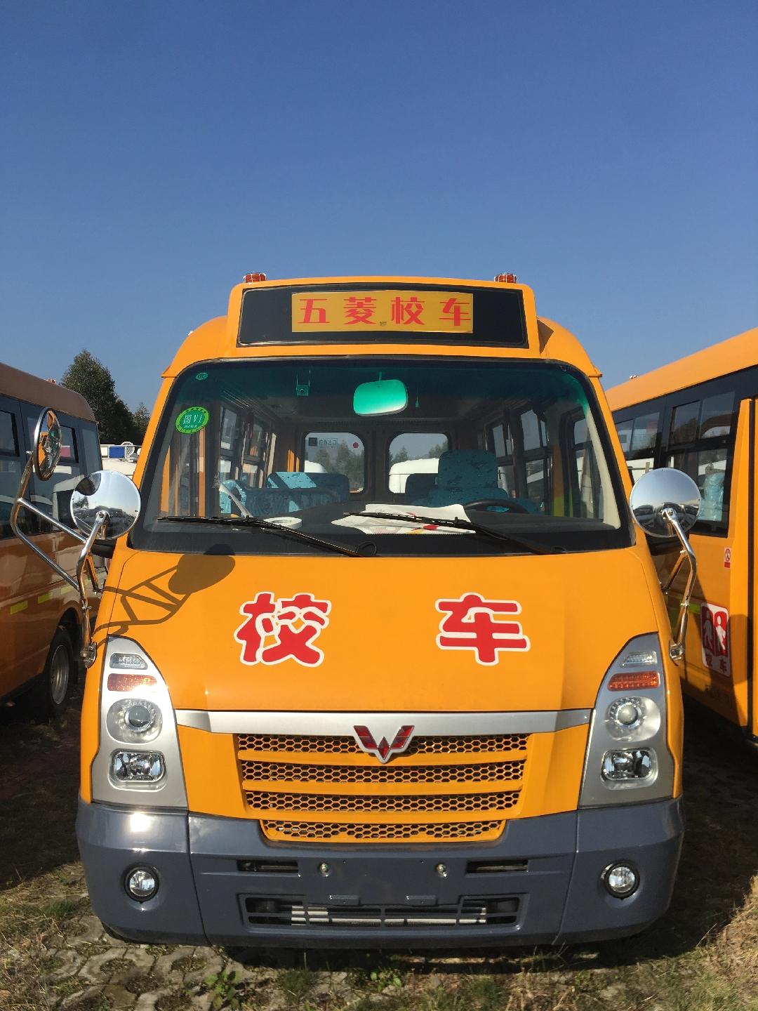 五菱国六柴油幼儿校车双后轮驱动动力更足