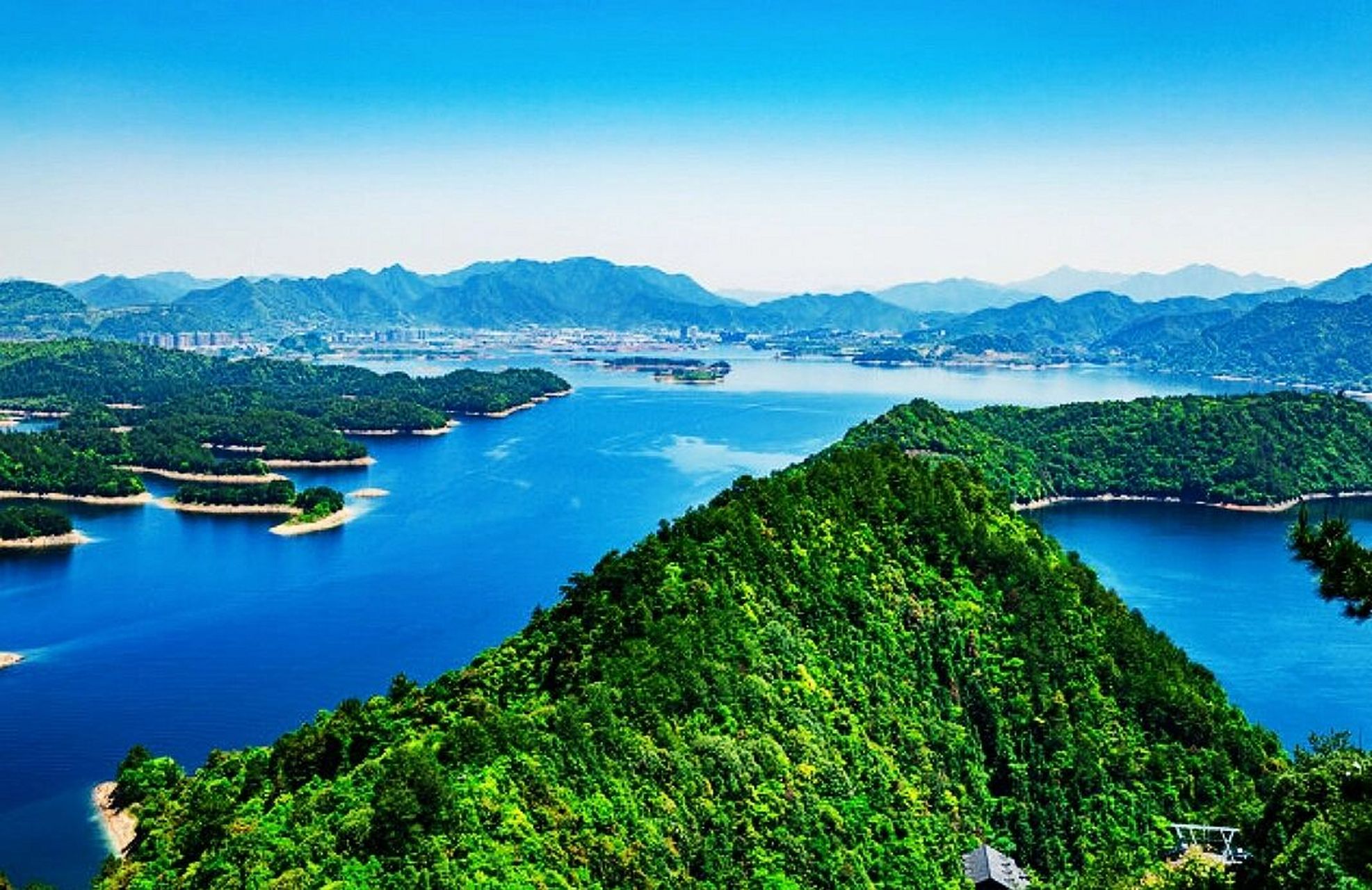 91 千岛湖,又名新安江水库,位于浙江省杭州市淳安县