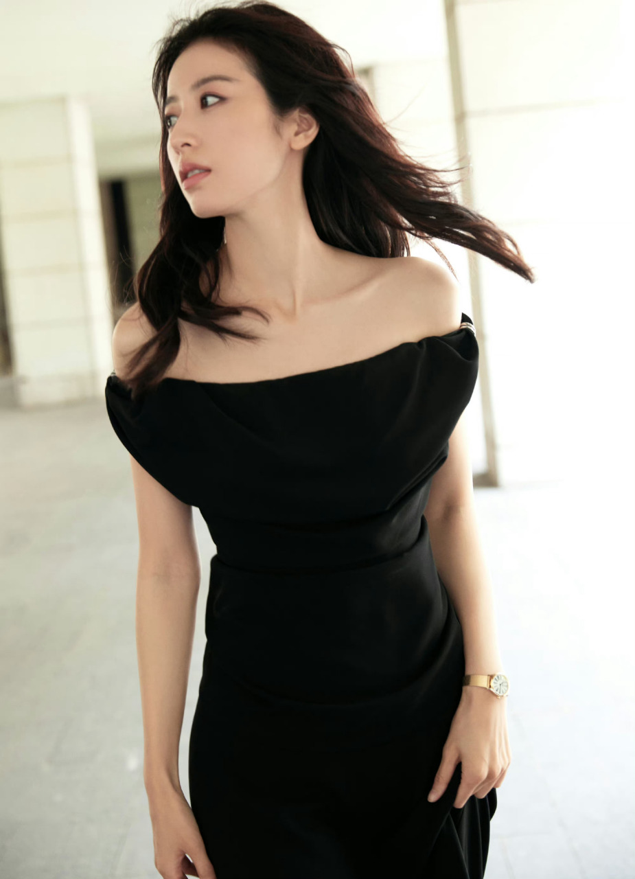 周雨彤黑色抹胸裙,身材纤美锁骨迷人