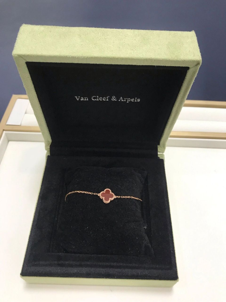 梵克雅宝四叶草单花手链通用鉴定点解析 图一:logo刻印不剧中  龙虾扣