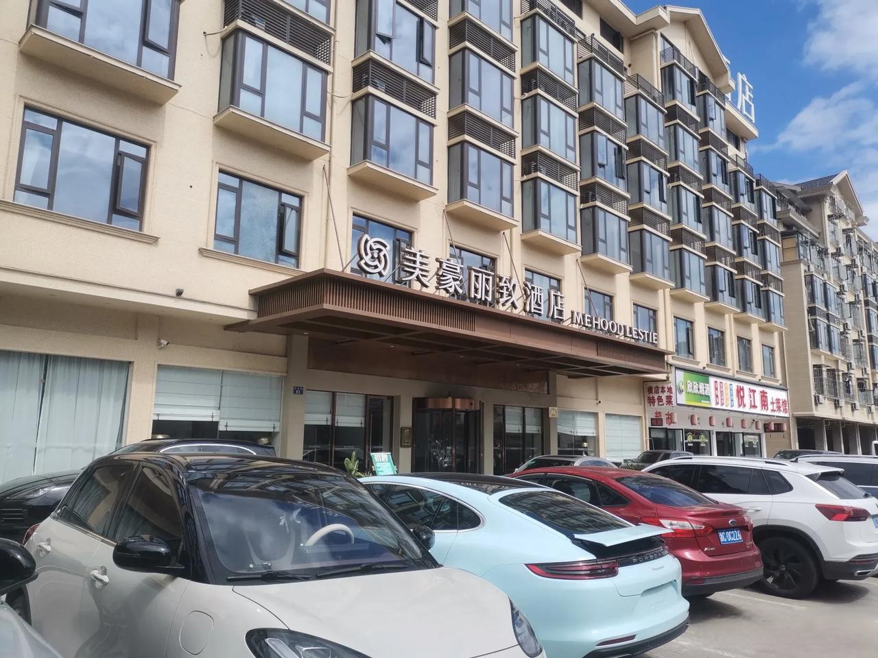 汽车在酒店停车场调了一下头,竟然被酒店报案说我碰坏地板砖肇事逃逸