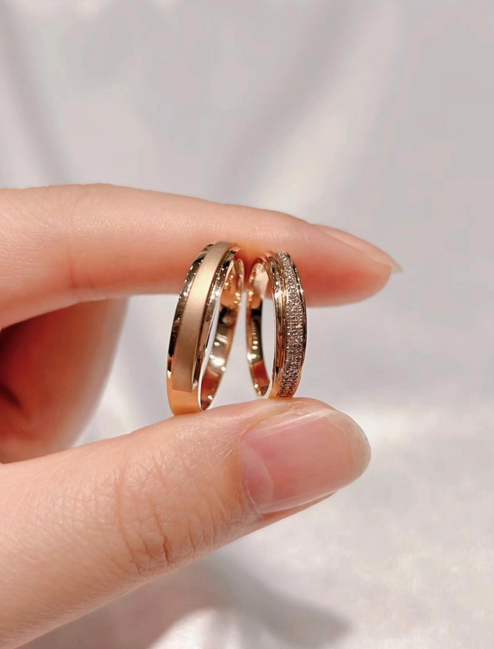 莱绅通灵"我们" 莱绅通灵"我们"系列对戒💍 👩女戒:满钻镶嵌,由一