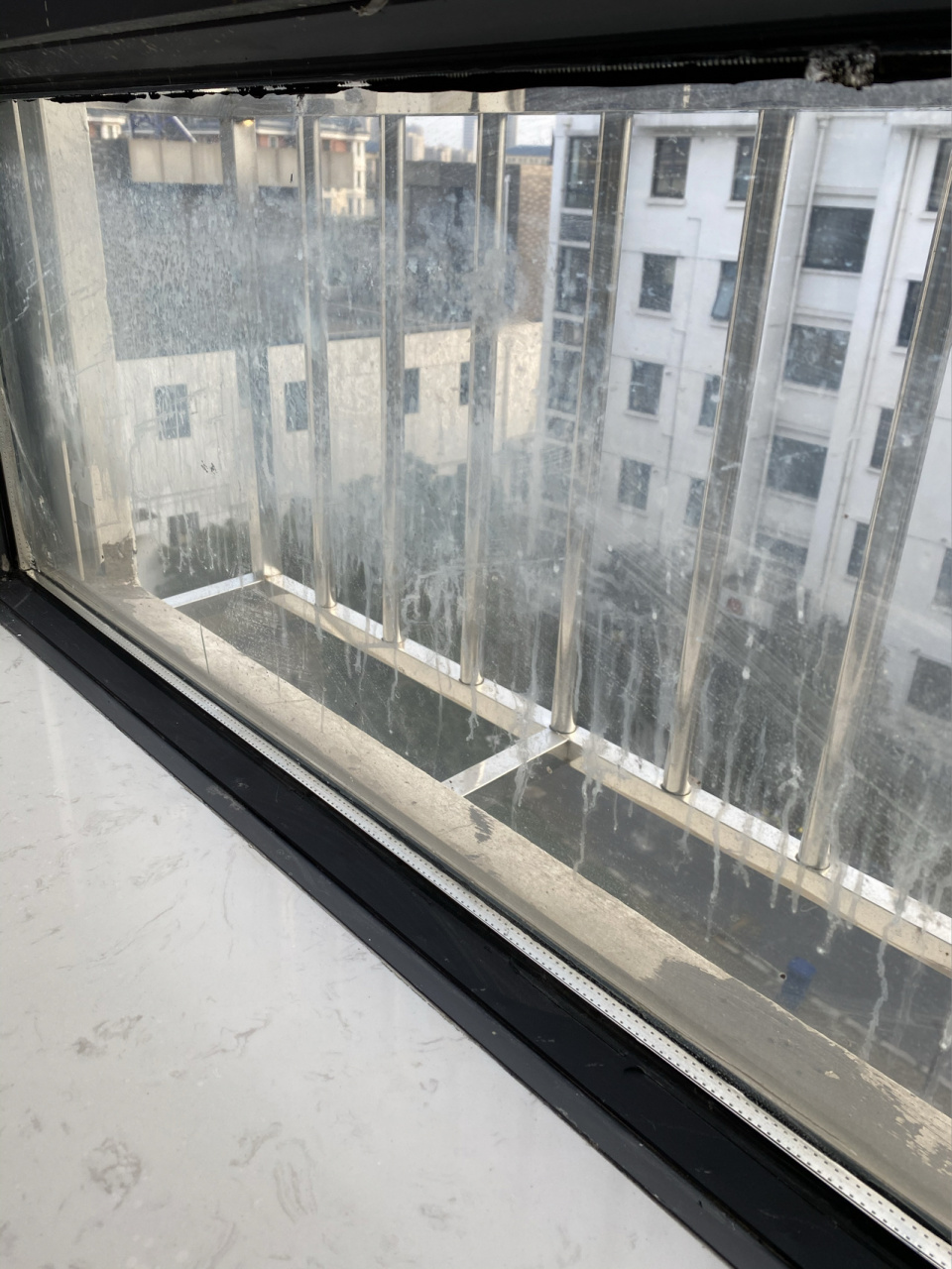 玻璃中间有脏东西,咋办? 双层玻璃中间有脏东西,没法清理,咋办啊?