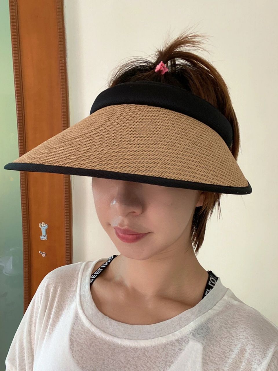 get到短发戴遮阳帽好看的方法 没洗头,刘海扎个小揪揪