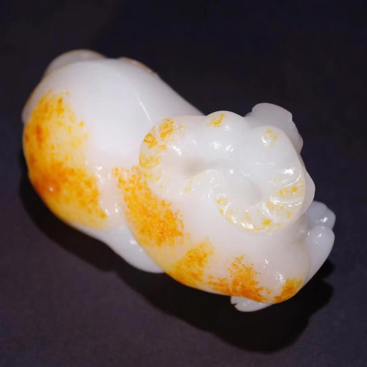 和田玉雕作品——「玉牛」手把件,感受其蕴含的自然之美与人文情怀.