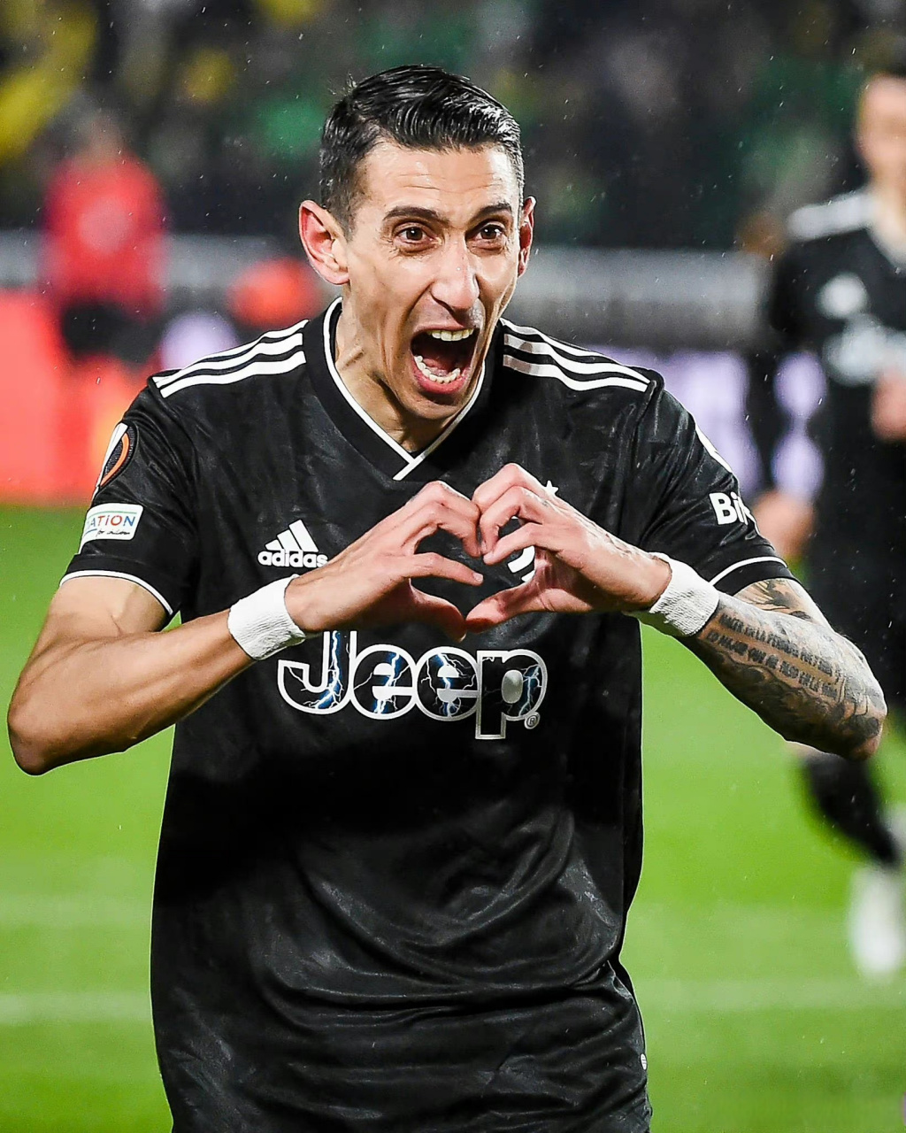 天使比心……  35岁的迪马利亚,上演加盟尤文后的首个帽子戏法,世界波