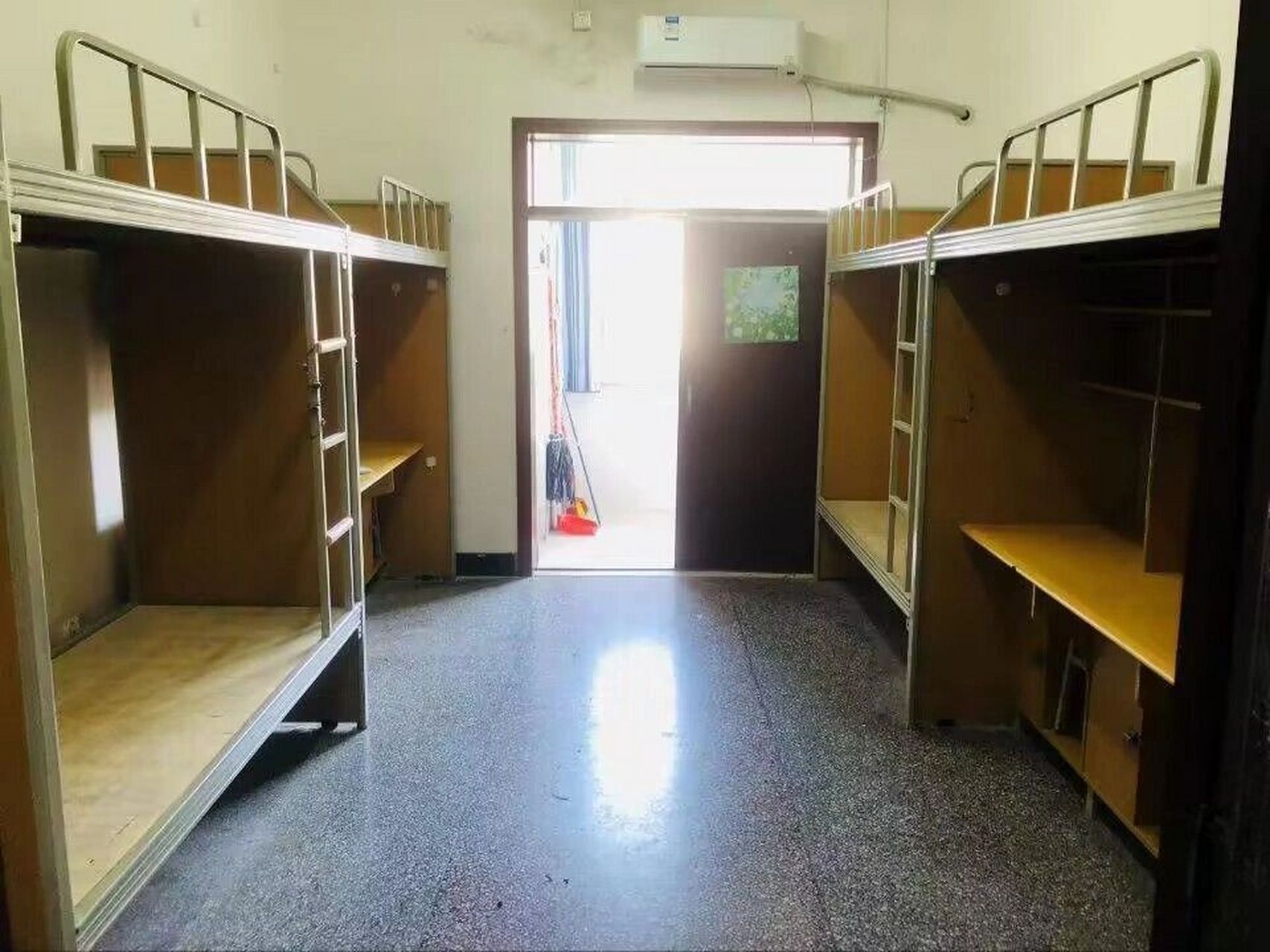重庆安全技术职业学院 女生宿舍6人寝室,有独立卫生间阳台,宿舍有热水