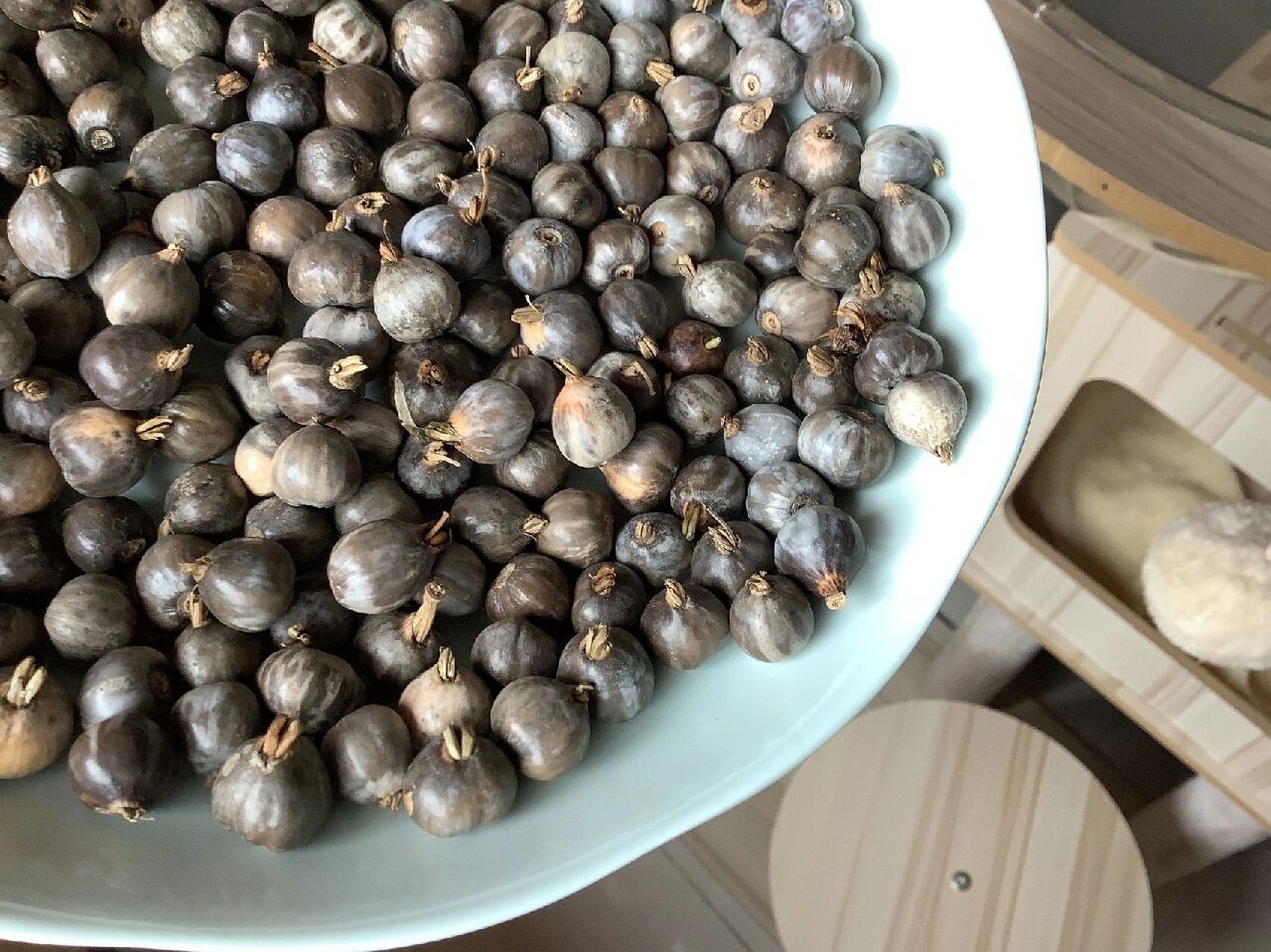 薏苡 之前偶然看到有人用这个做成直切脖挂,发现这个珠子的颜色很美