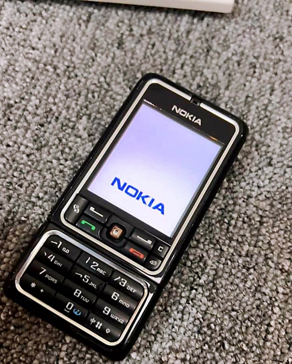 当时剧中的主人公用的都是清一色的诺基亚手机,唯独余文乐扮演的石