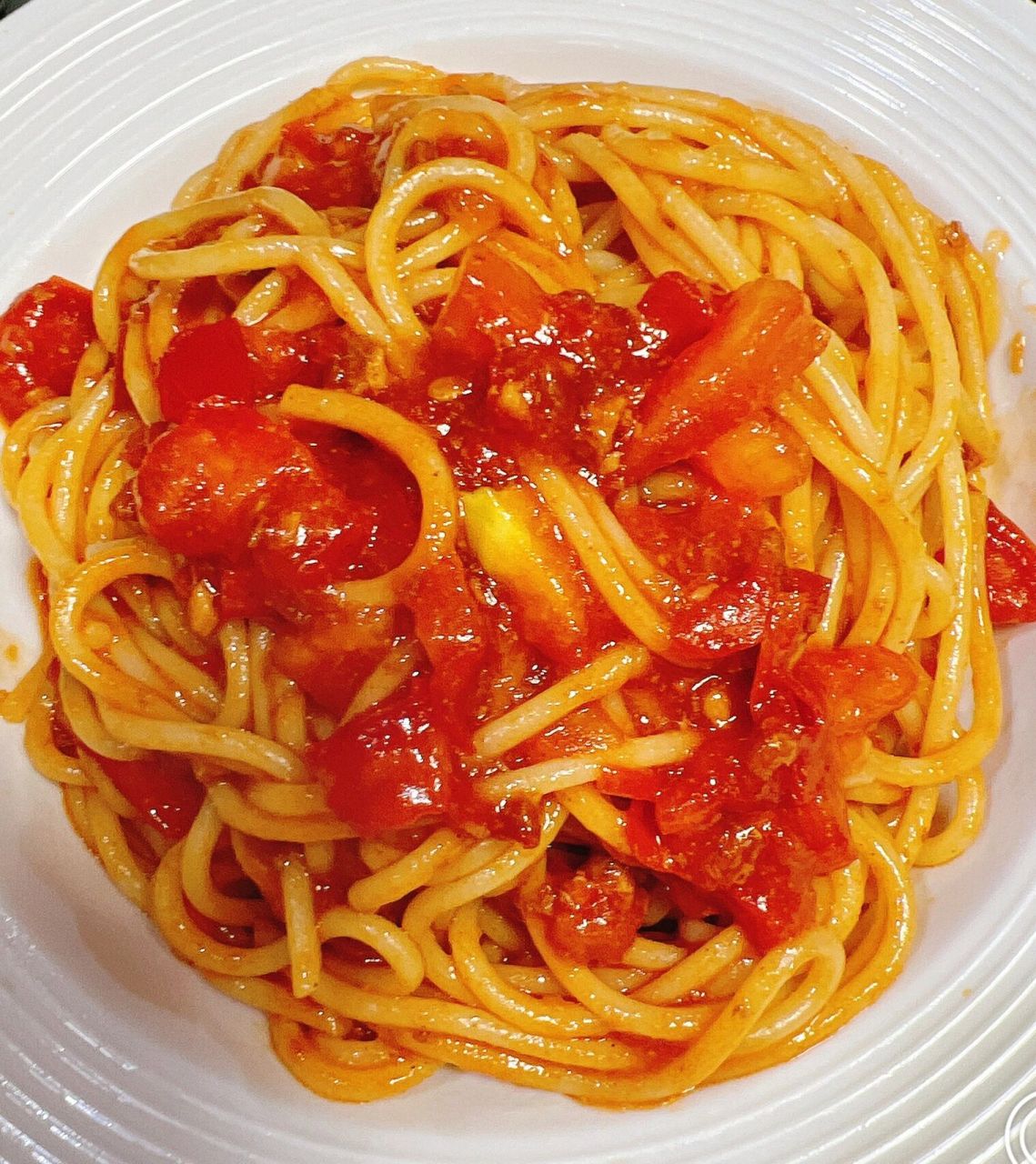 香软弹牙唇齿留香~ 做法: ①97准备好西红柿切小块,意大利面酱