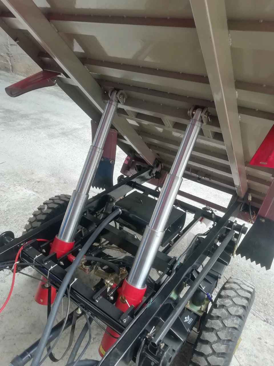 汗血悍马三轮车  搭载轻卡发动机.