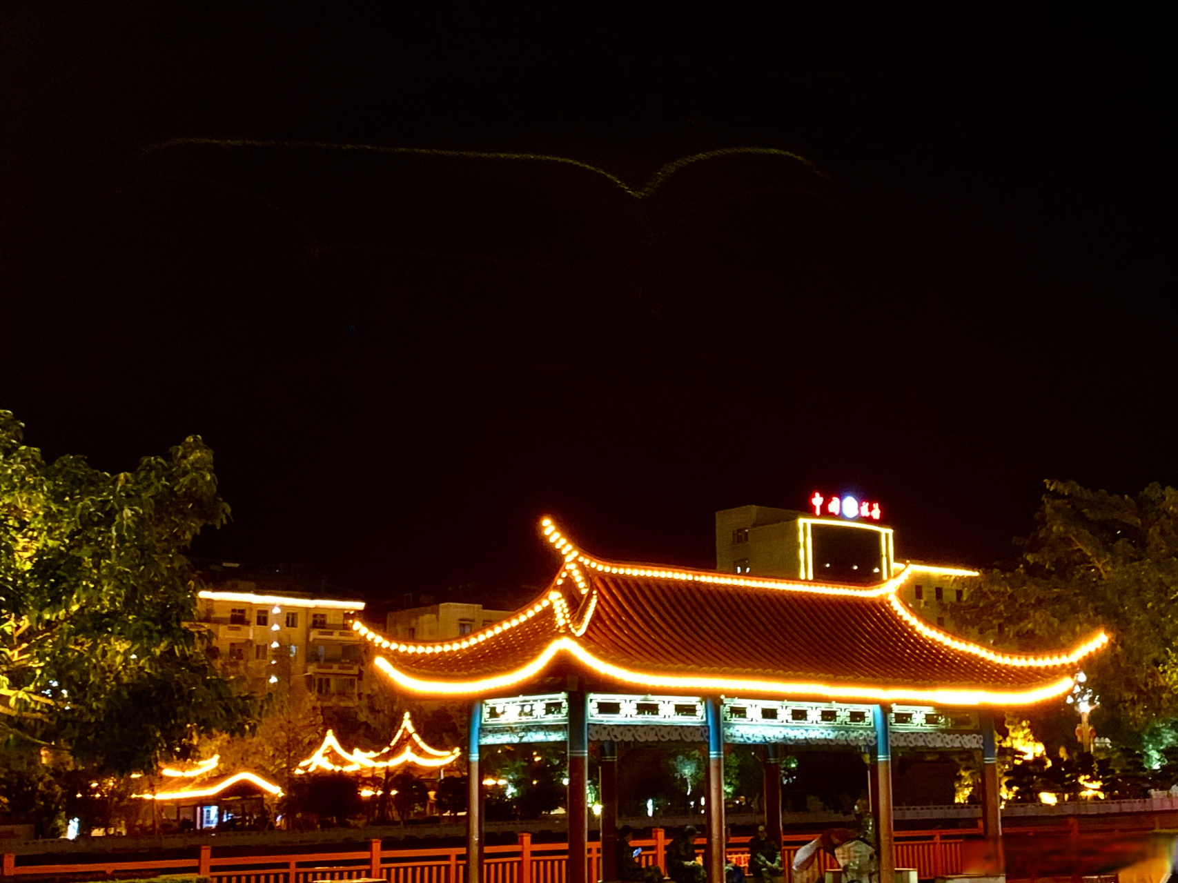 酒店的周边,石棉的夜景,大渡河哗哗的水流声