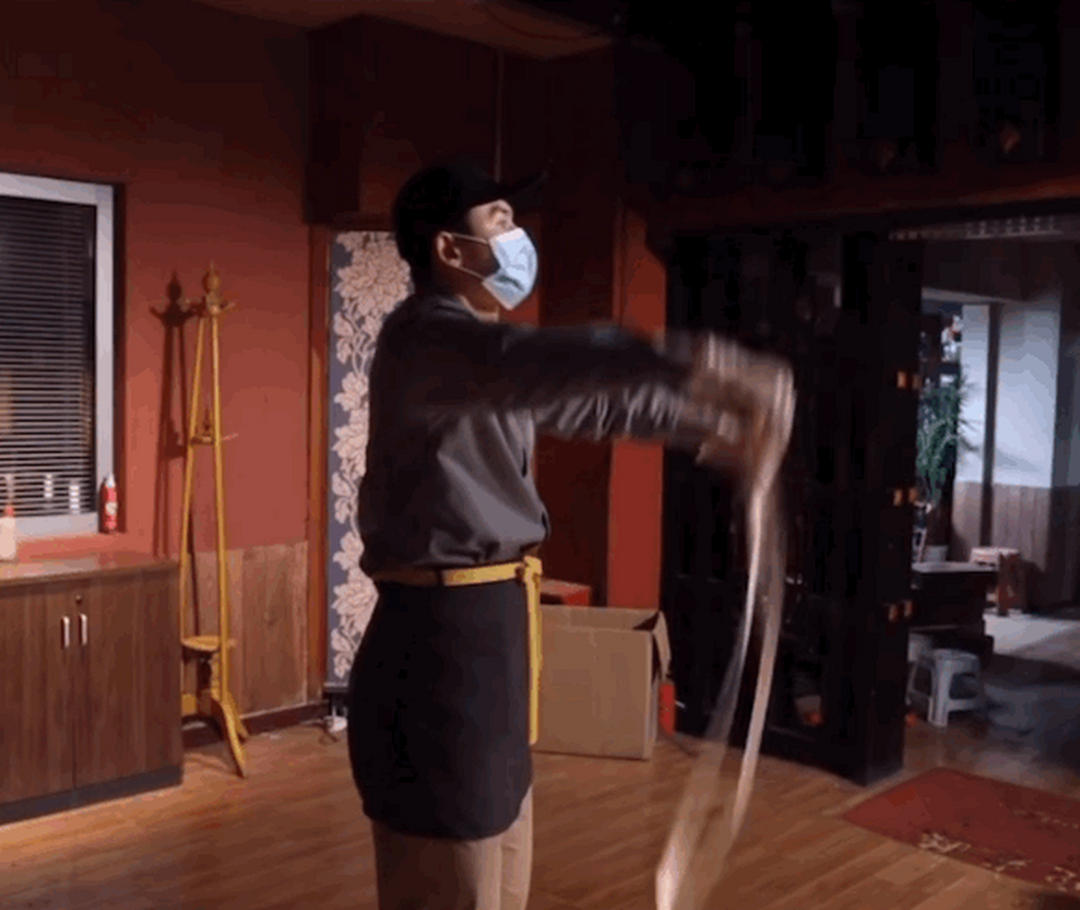 龚俊在快本捞面  张哲瀚在复古神探拉面 张老师龚老师以后退休开个