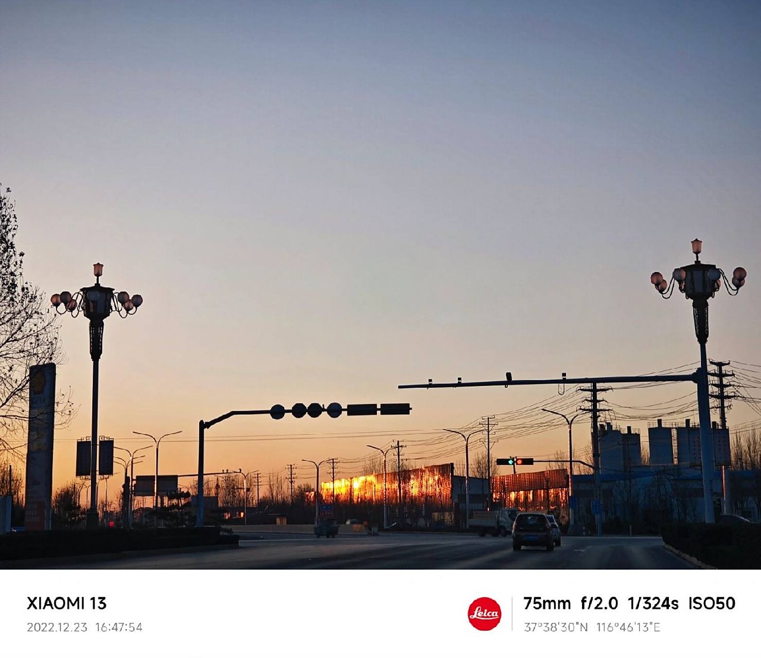 小米13徕卡水印 去超市路上随手一拍,旁边一个手持oppo find x3 pro