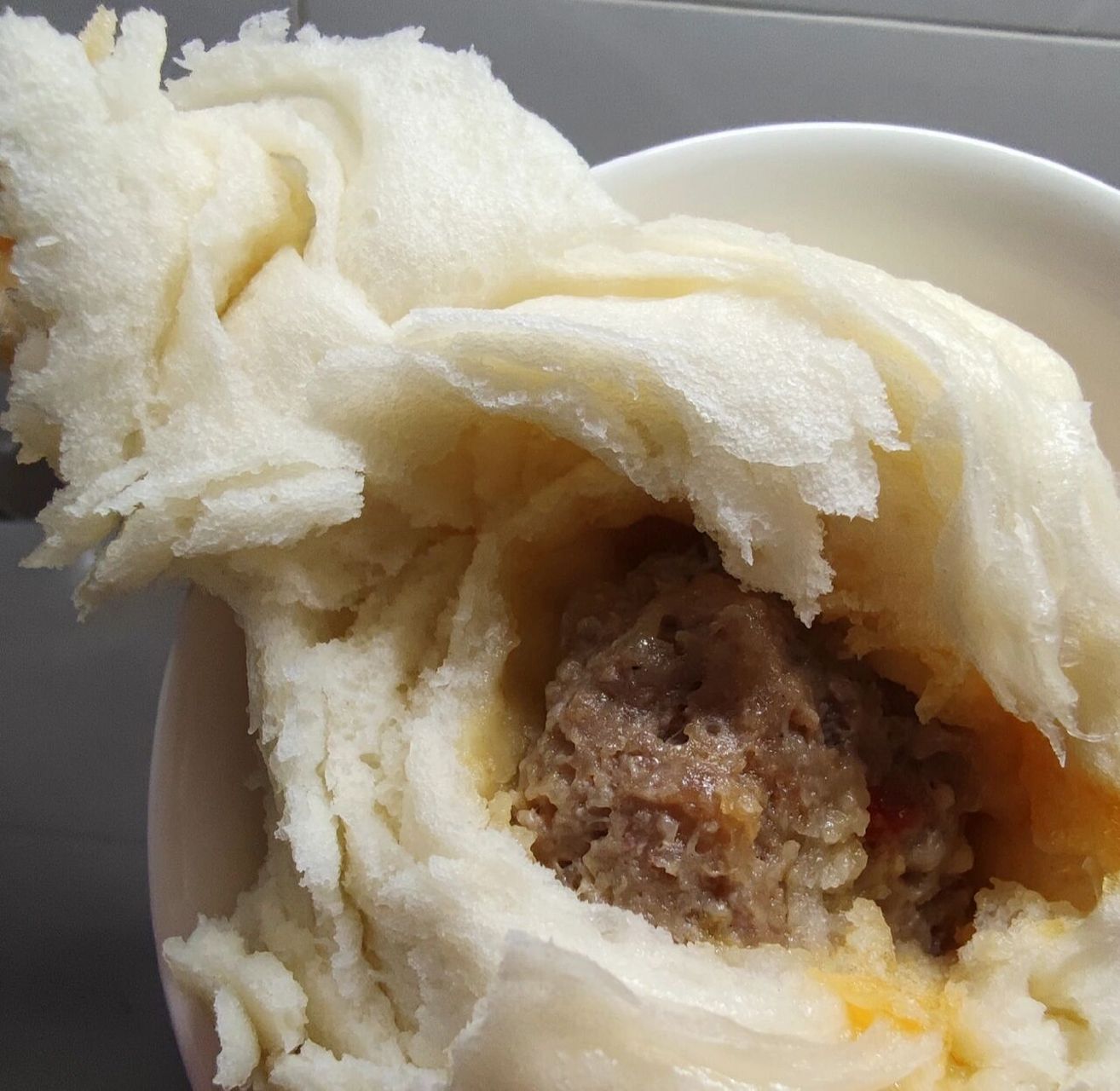 破酥包子 第一次尝试破酥包子,馅儿是昨天煮苦笋圆子汤剩下的肉胡乱调