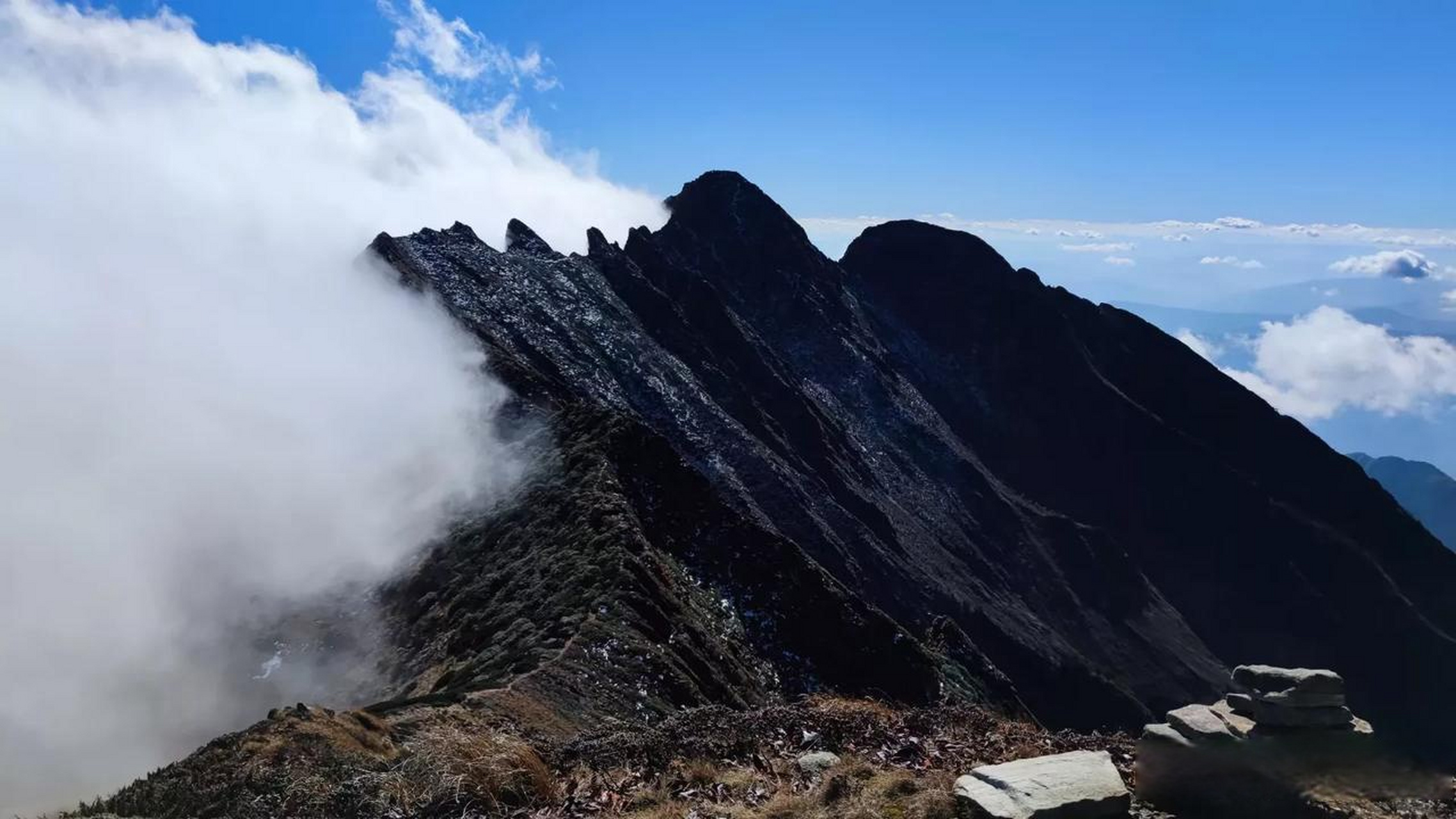 《苍山玉局》 图文/墨燃君生 千米高空玉局峰, 大雾透彻别外景.