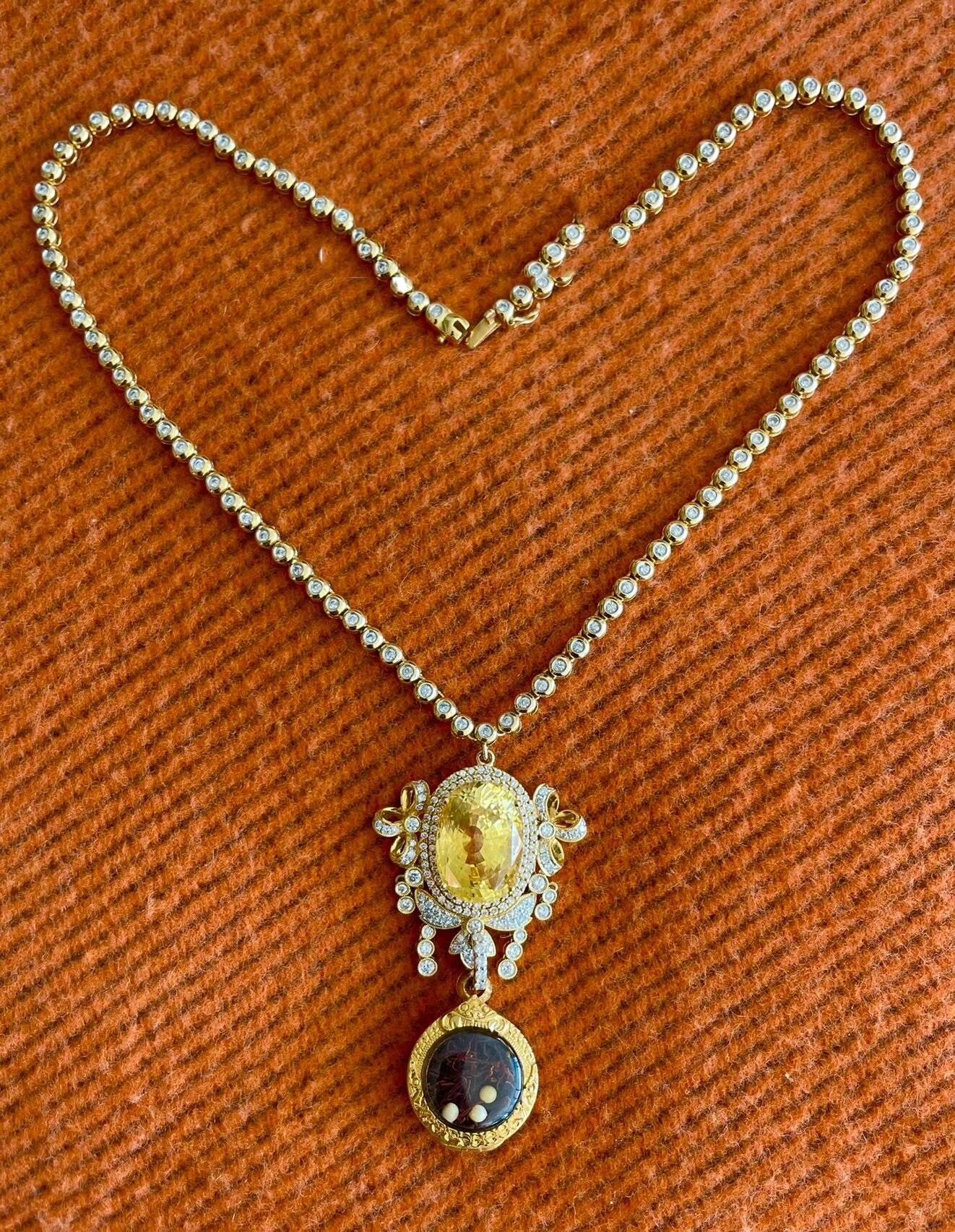 当然是佛祖舍利子项链,他是真正的无价之宝,在我的心里,有佛祖就拥有