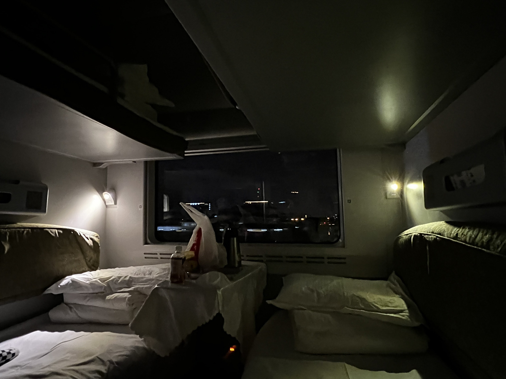 动车软卧初体验 第一站包间大灯一关 小灯一开寝室茶话会气氛立马有了