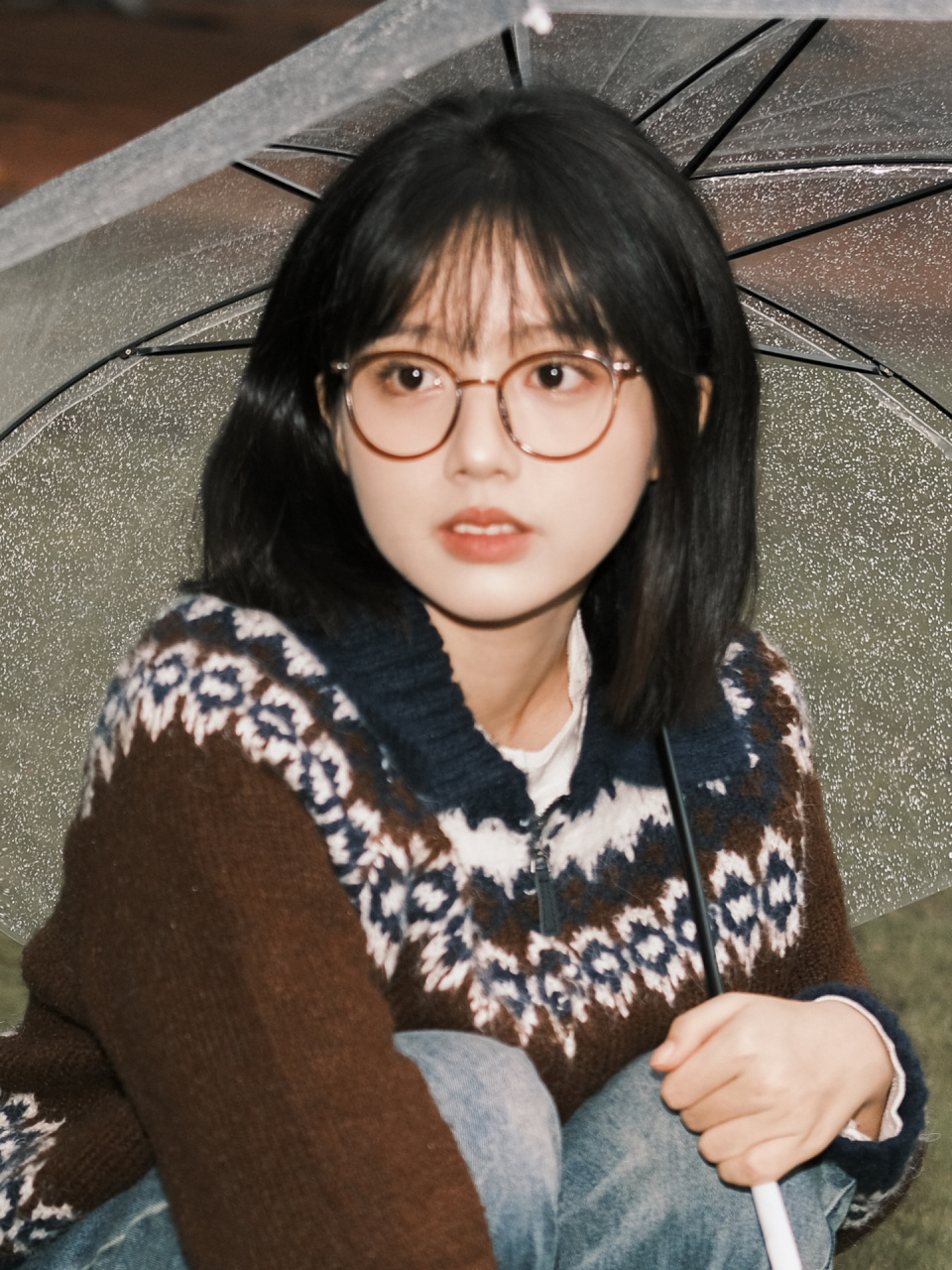 "雨还是不停地落下" "冲散了拥挤的世界～" 雨天真的很适合听孙燕姿啊