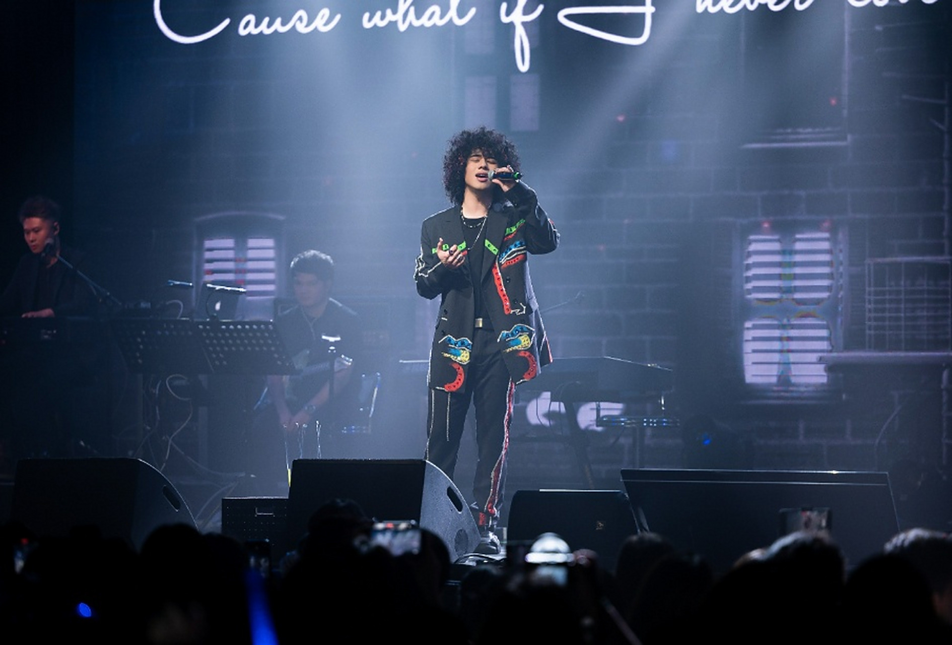 6月17日晚,"国民初恋"曾比特于广州中央车站展演中心举行曾比特"穿梭"