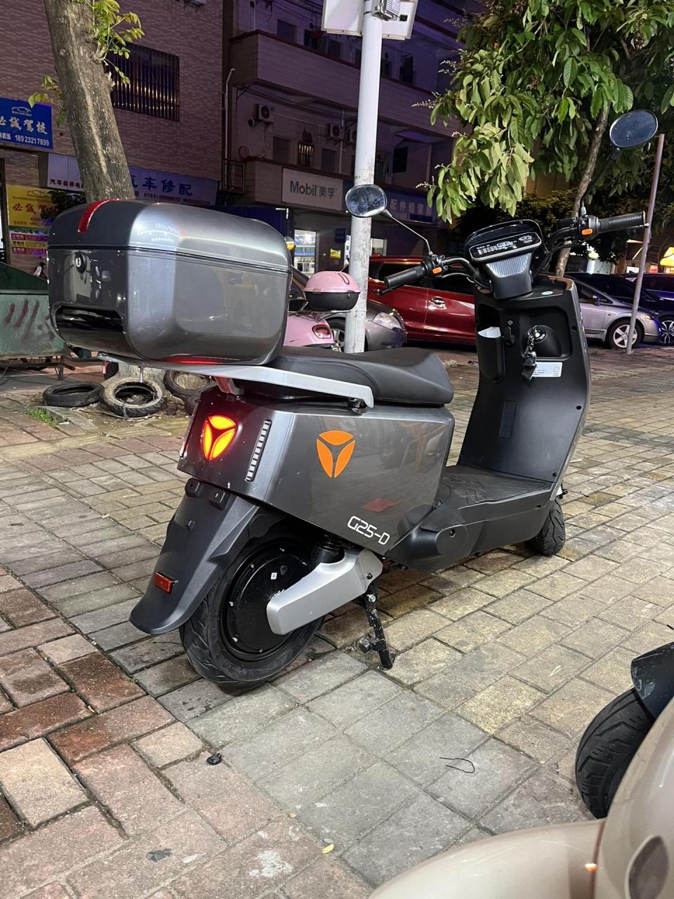雅迪g25续航80公里5块雅迪专用电池.