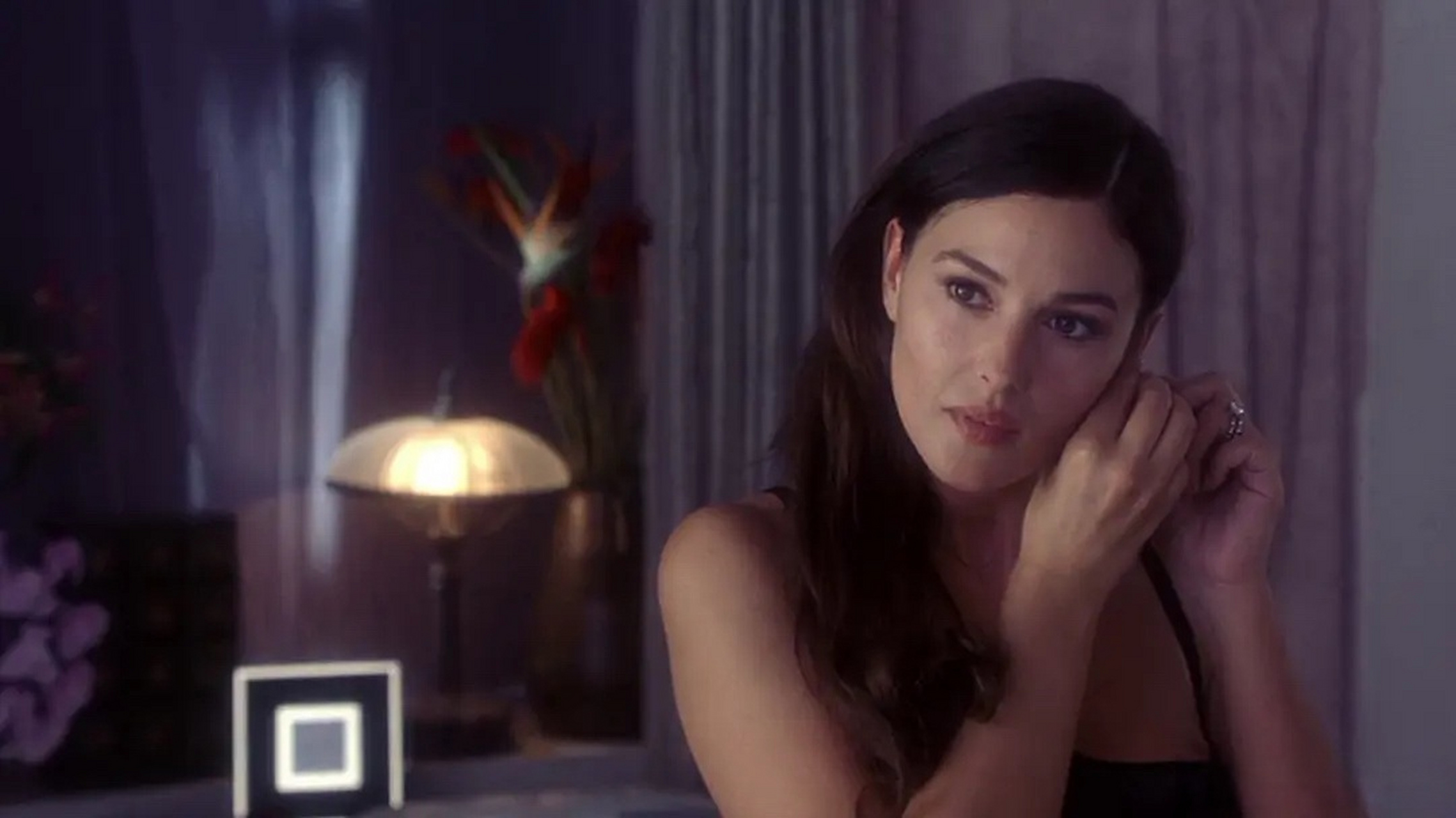 电影《疑云密布》,莫妮卡贝鲁奇为爱迷失,演绎娇妻误解挣扎 [网页链接