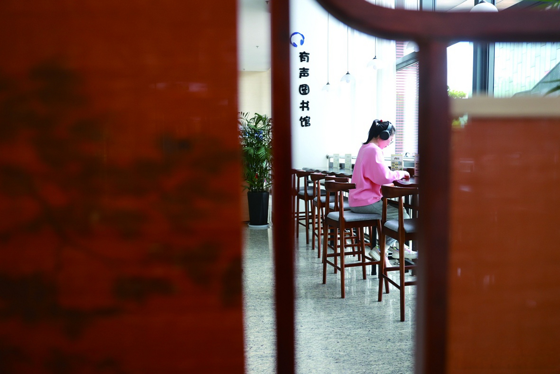 晚安如皋# 市图书馆是市文化广场的重要组成部分,环境优美怡人,2023