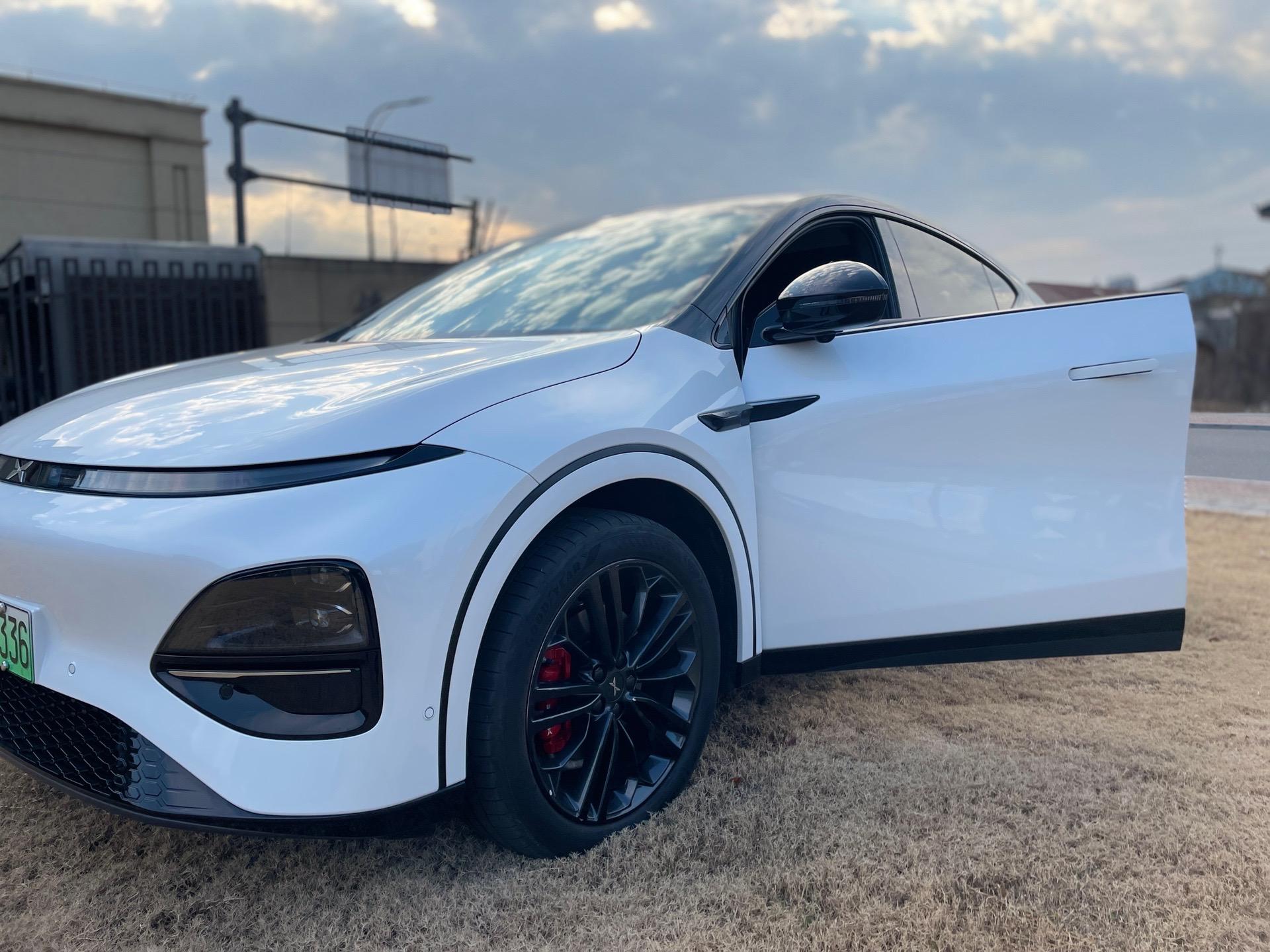 小鹏g6悬浮顶 轮毂熏黑 卡钳改色