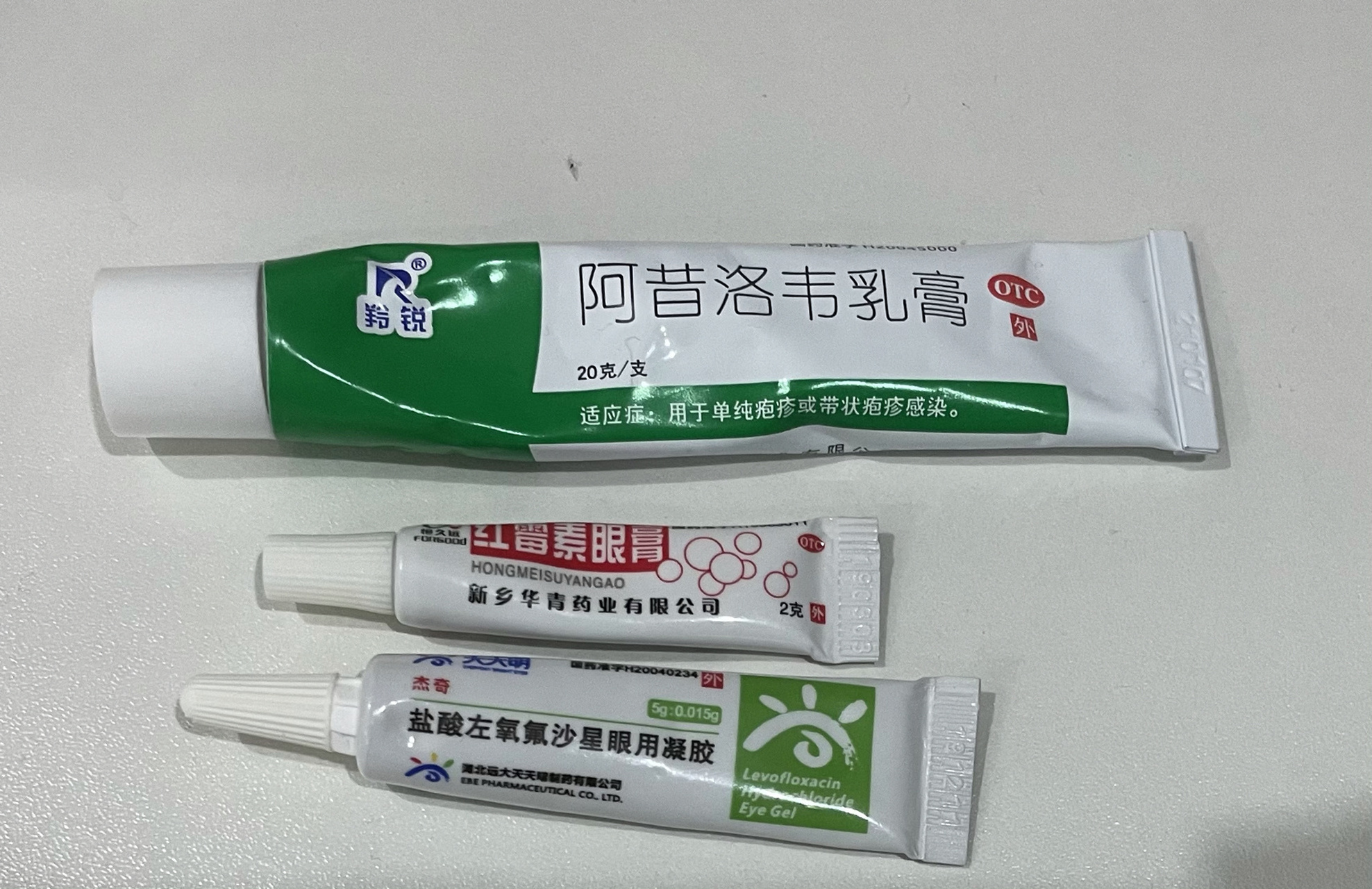 起嘴上疱疹的原因在于自身免疫力下降,上火熬夜,或缺乏维生素b造成.