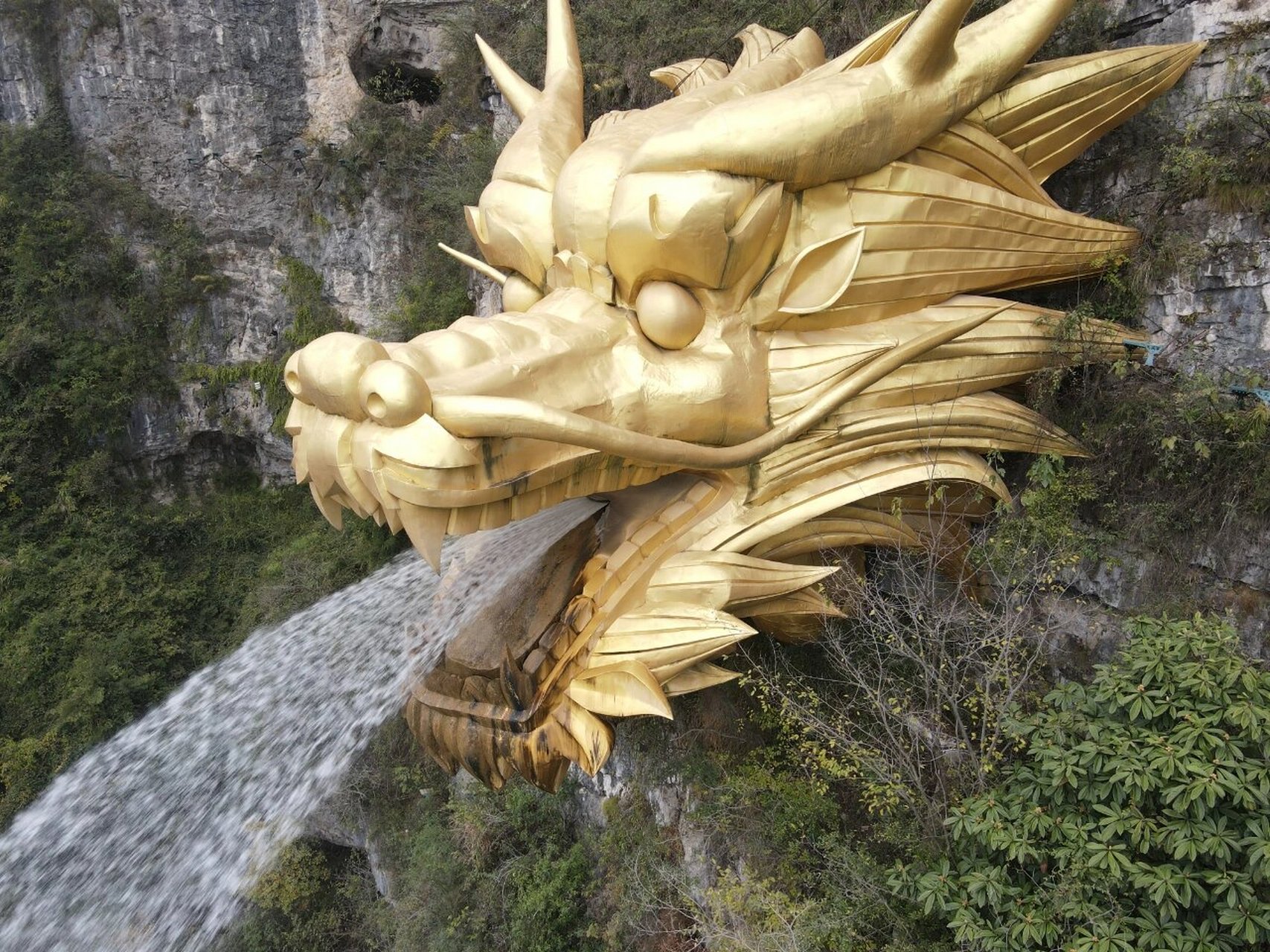 贵州悬崖峭壁上有一纯金打造金龙吐水,常年 贵州悬崖峭壁上有一纯金