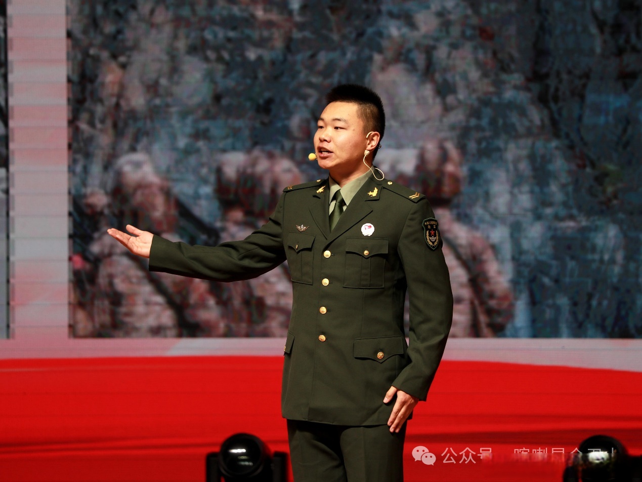 近日,新疆军区某部举办"红心向党"强军故事会,暨