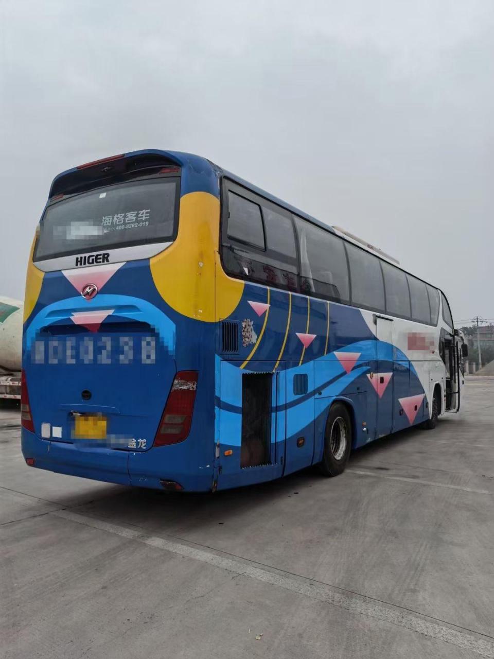 2012年7月上牌的苏州金龙海格客车6122一层半,55座带中门,司机睡舱