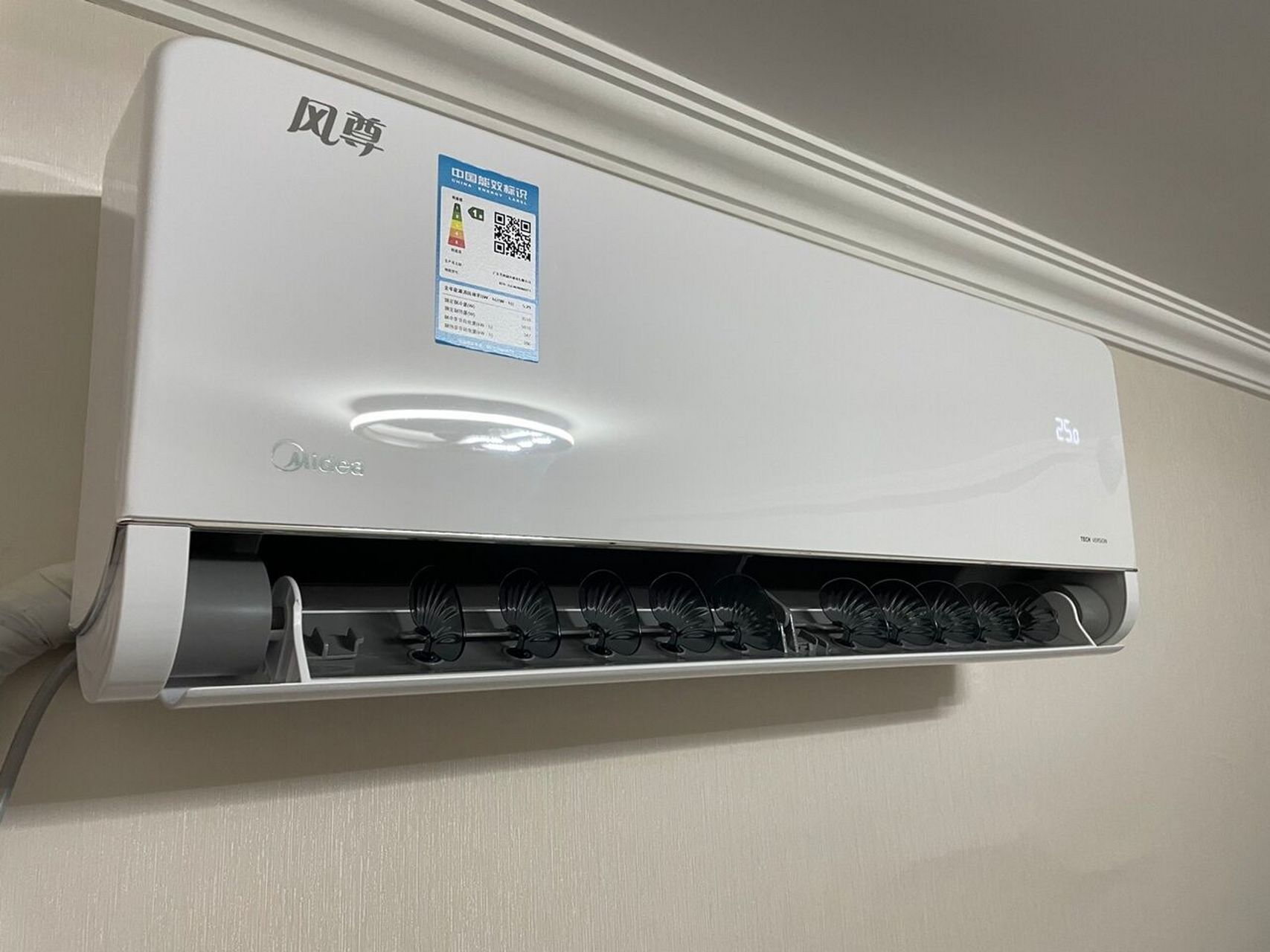 风尊,这是美的2022年的新款空调 风尊系列挂机共有2个版本,分别是科技