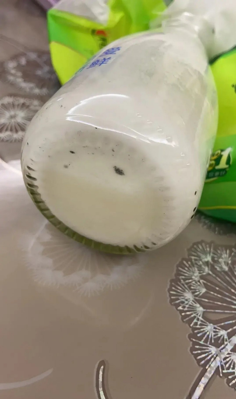 盐城爆料# 三元鲜奶玻璃瓶里面出现黑色不明物体,我相信无论是生产