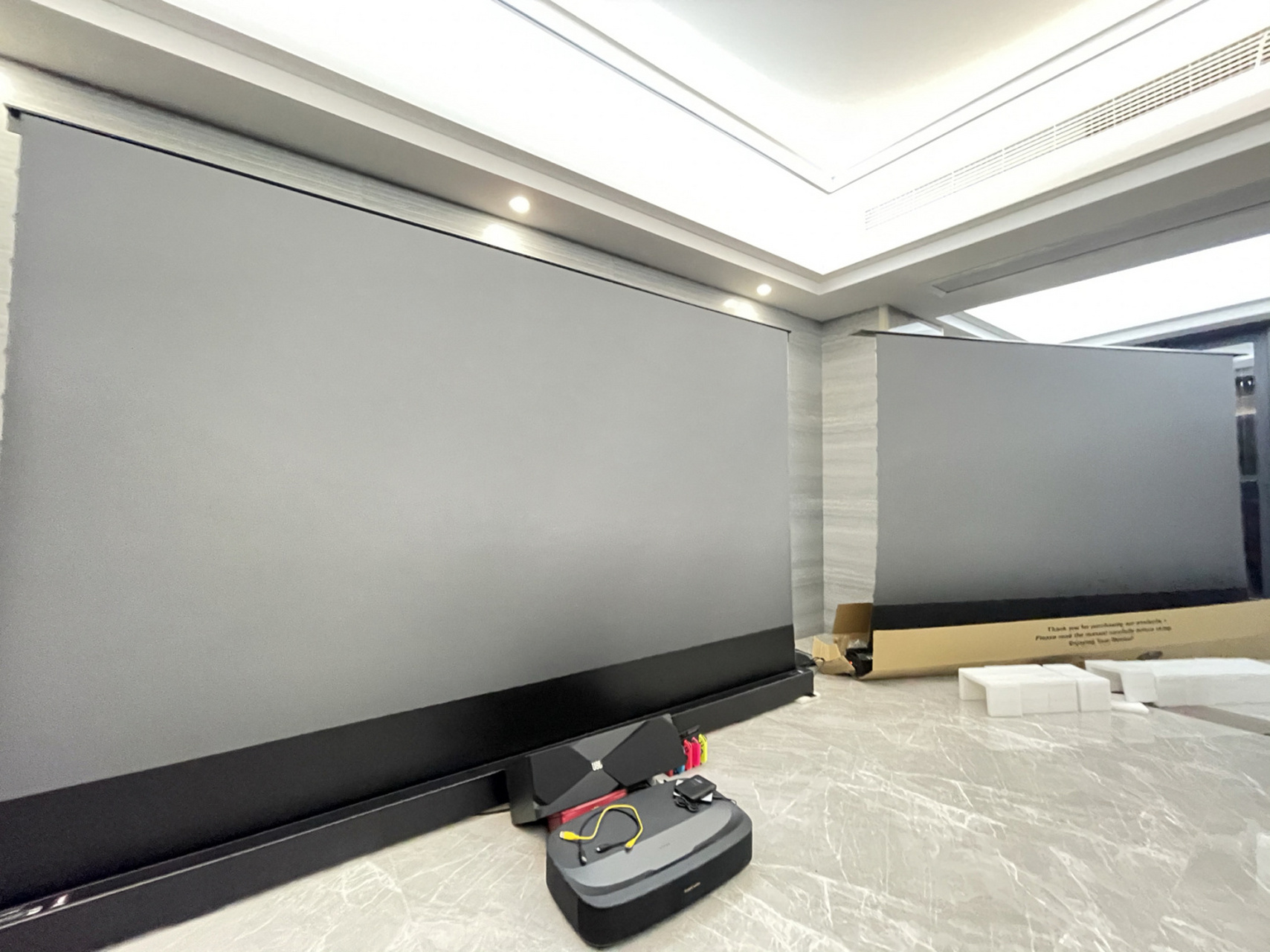 当家里有了两个120寸激光电视,你就可以组成一套240寸激光电视了.