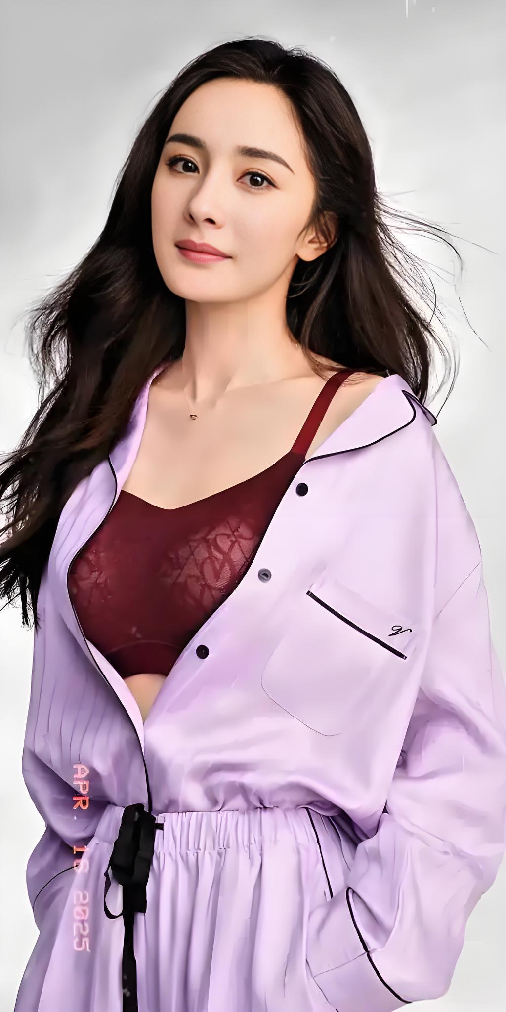 她不愧是机场带货女王,总能把基础款穿出高级感