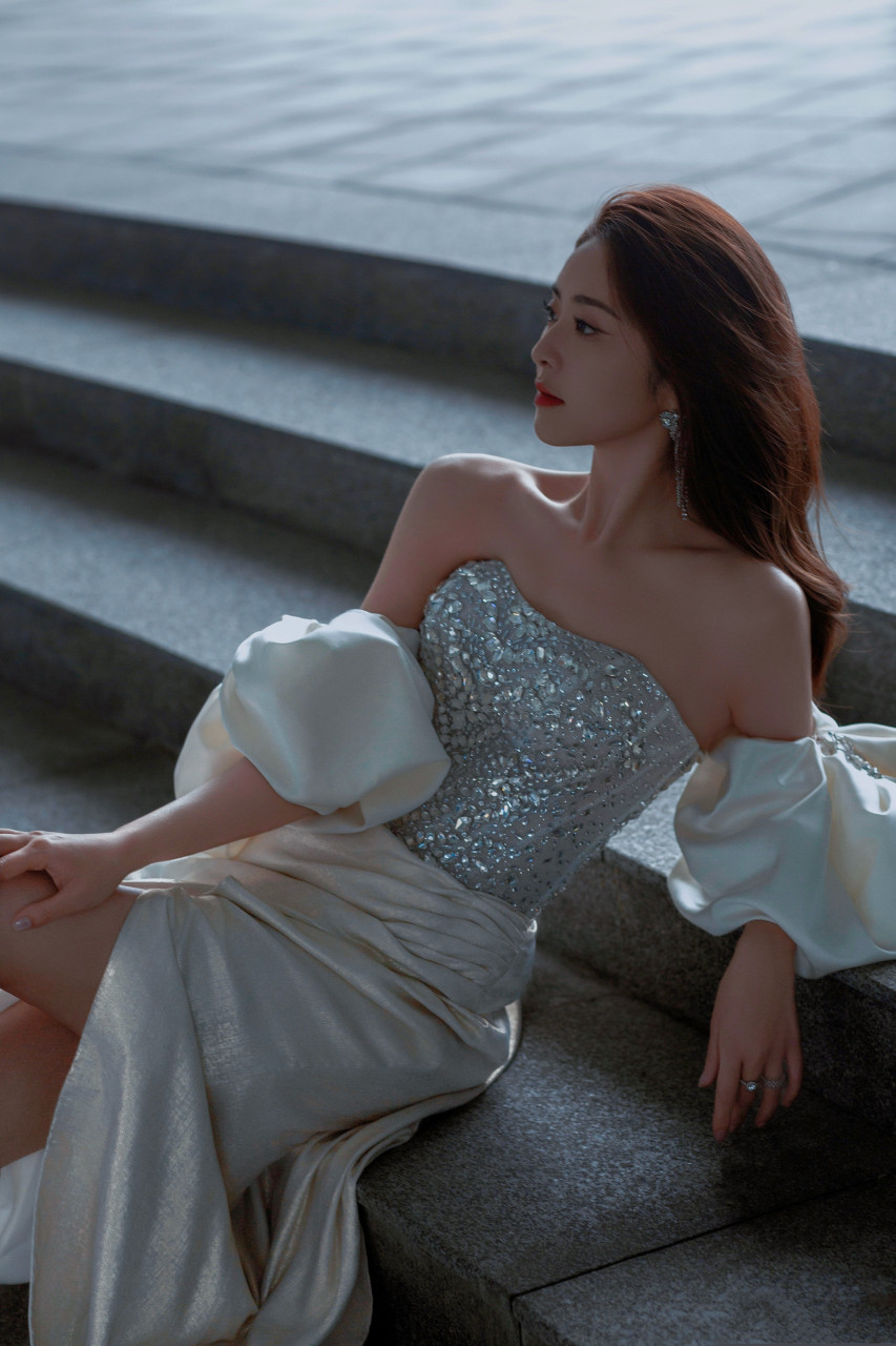 林志玲红色吊带裙写真组图:淡出圈的姐姐,圈内依然有她的传说