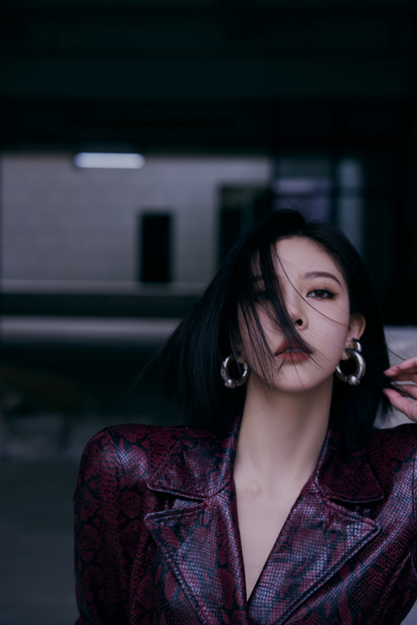 宋妍霏酒红色长皮衣,利落短发,干练飒爽