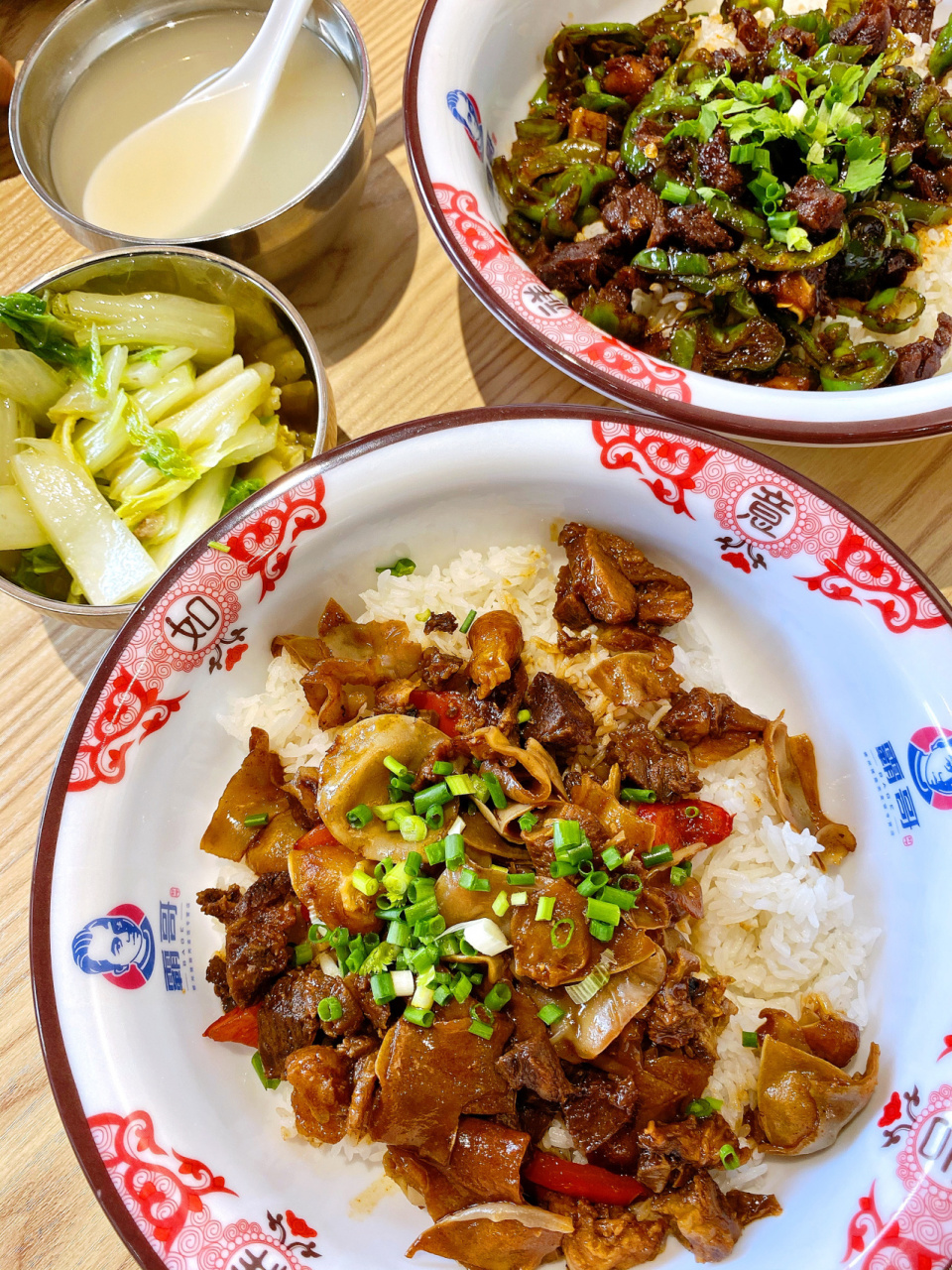 火爆郴州17年的"猪脑壳盒饭"来桂林啦 午饭前在朋友圈看到这家店,新店