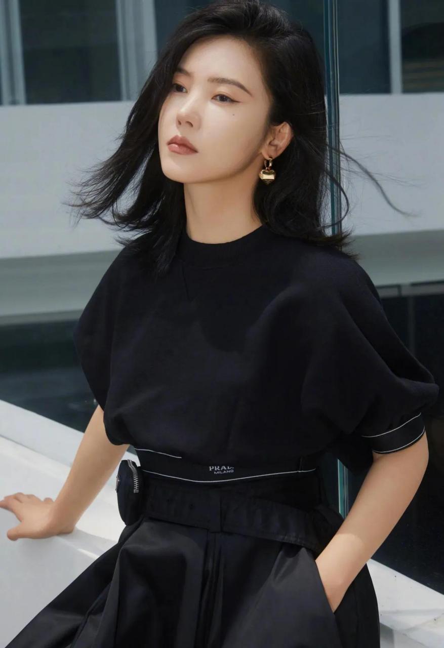 杨子姗一袭黑色时尚套裙出镜潮流前卫,但是认不出了,以前致青春里那股