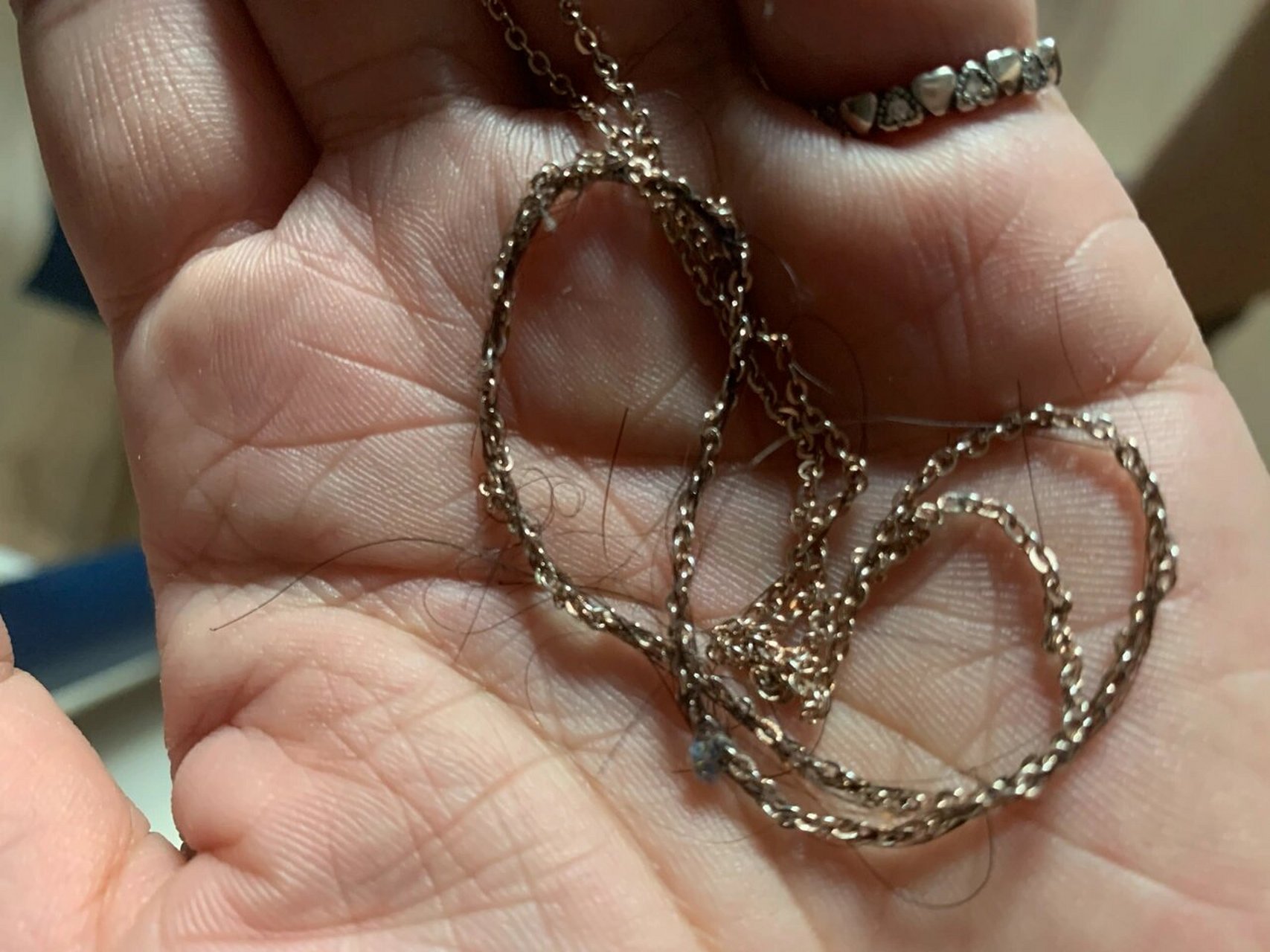 被头发缠绕的项链的正确解开方式 显然不是火烤 不是金的不能烤 是金