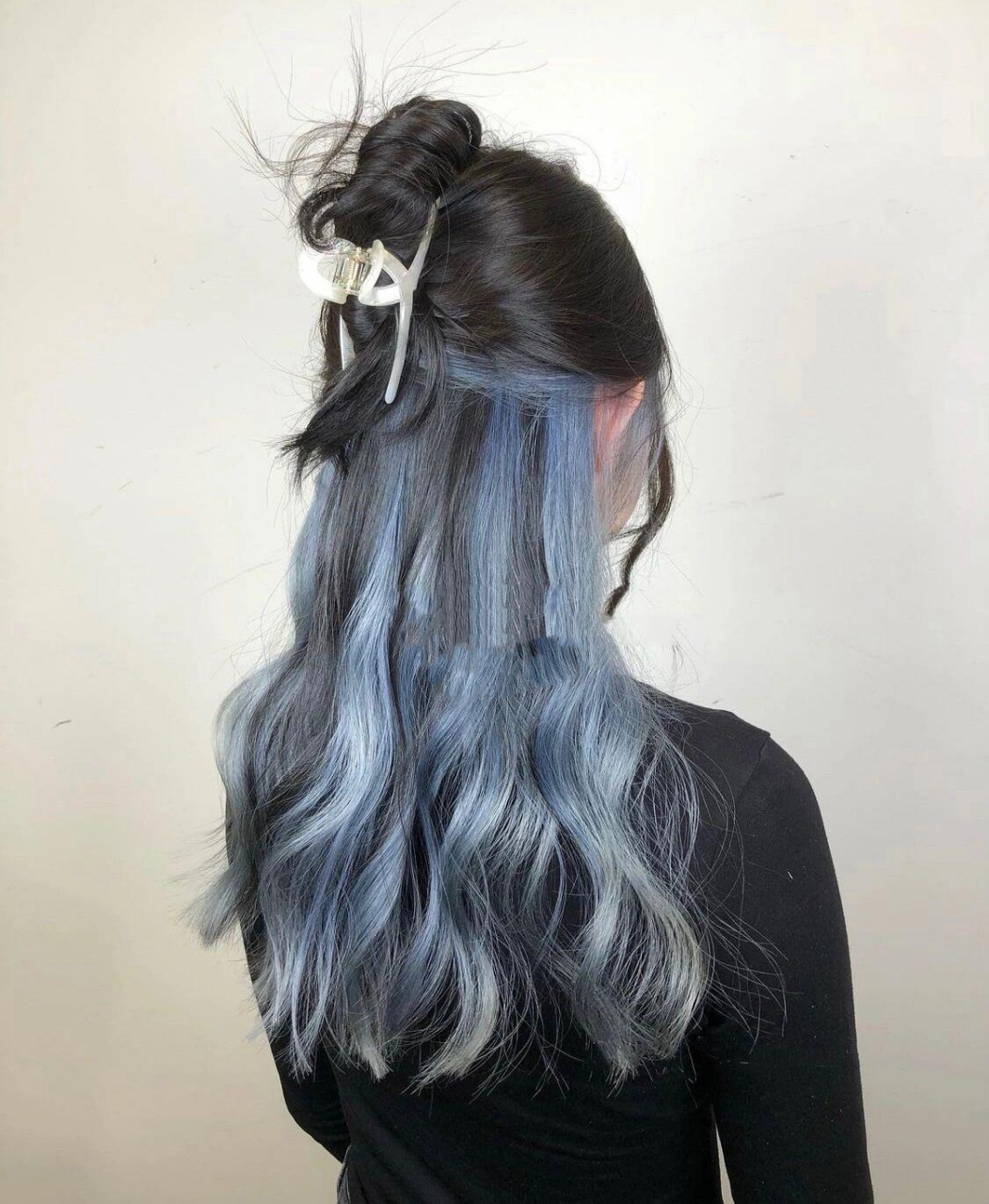 蓝灰色挂耳染,反复让我欣赏几万遍,太爱了      发色:黑灰色搭配雾霾