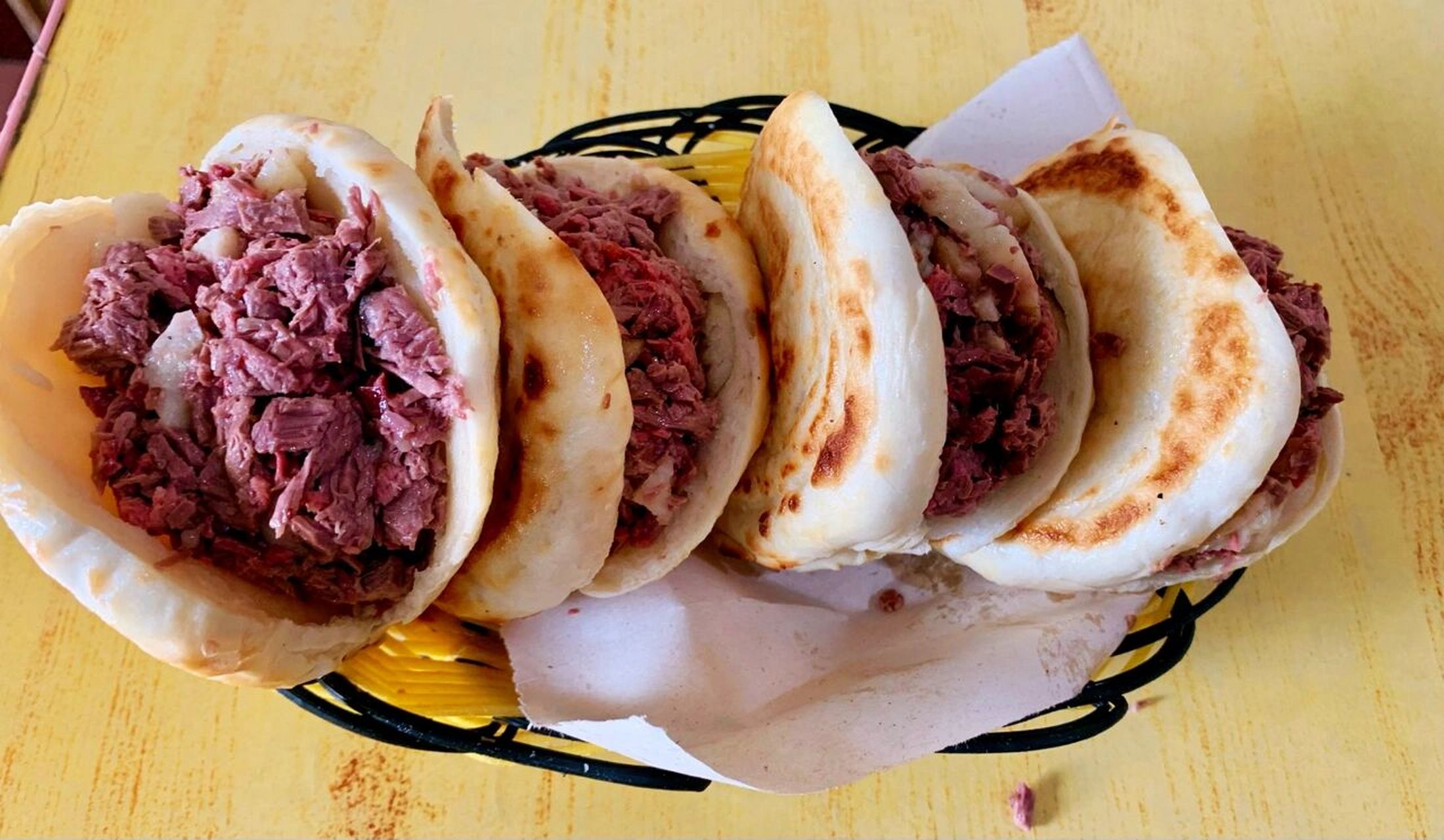 9797保定的驴肉火烧最好吃!