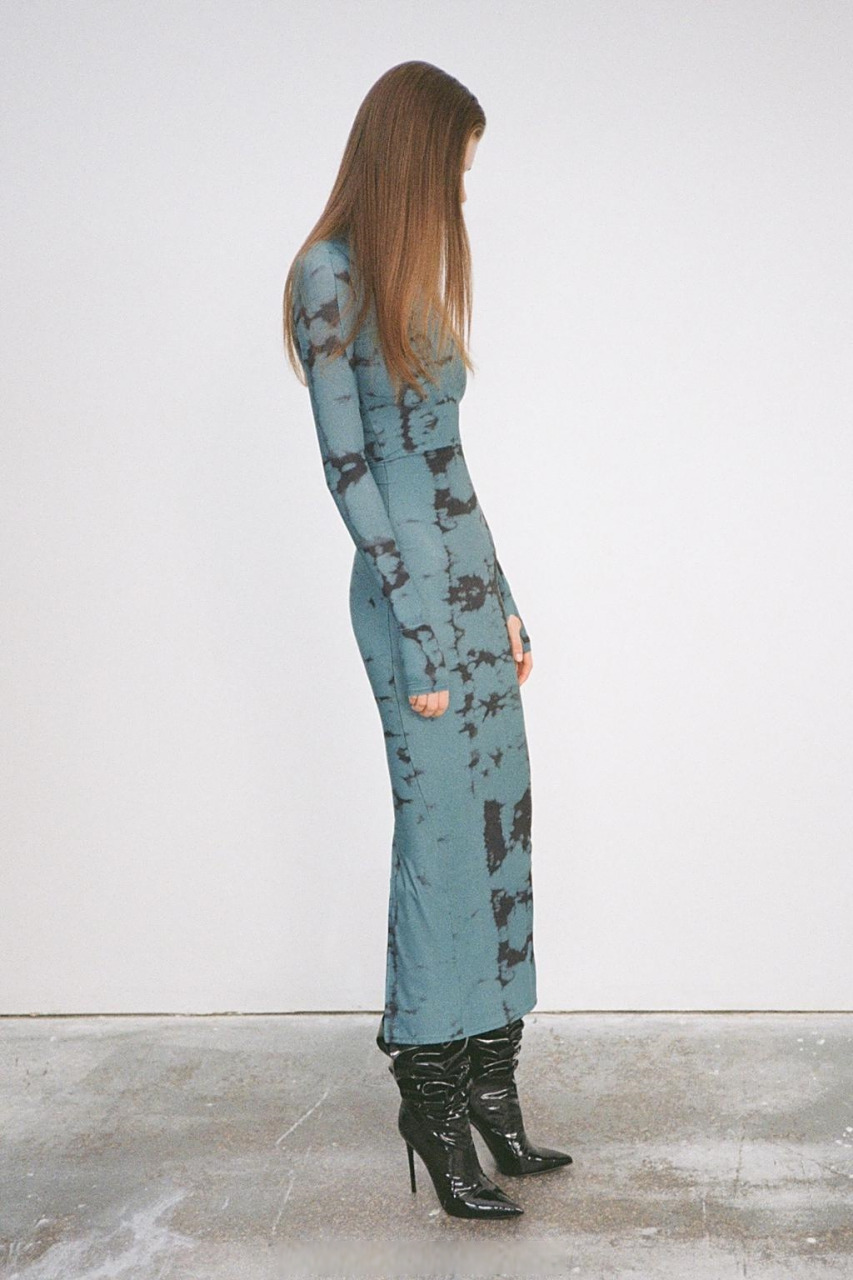 alex perry pre-fall 2023  简单利落的剪裁符合主流审美,同时亦能