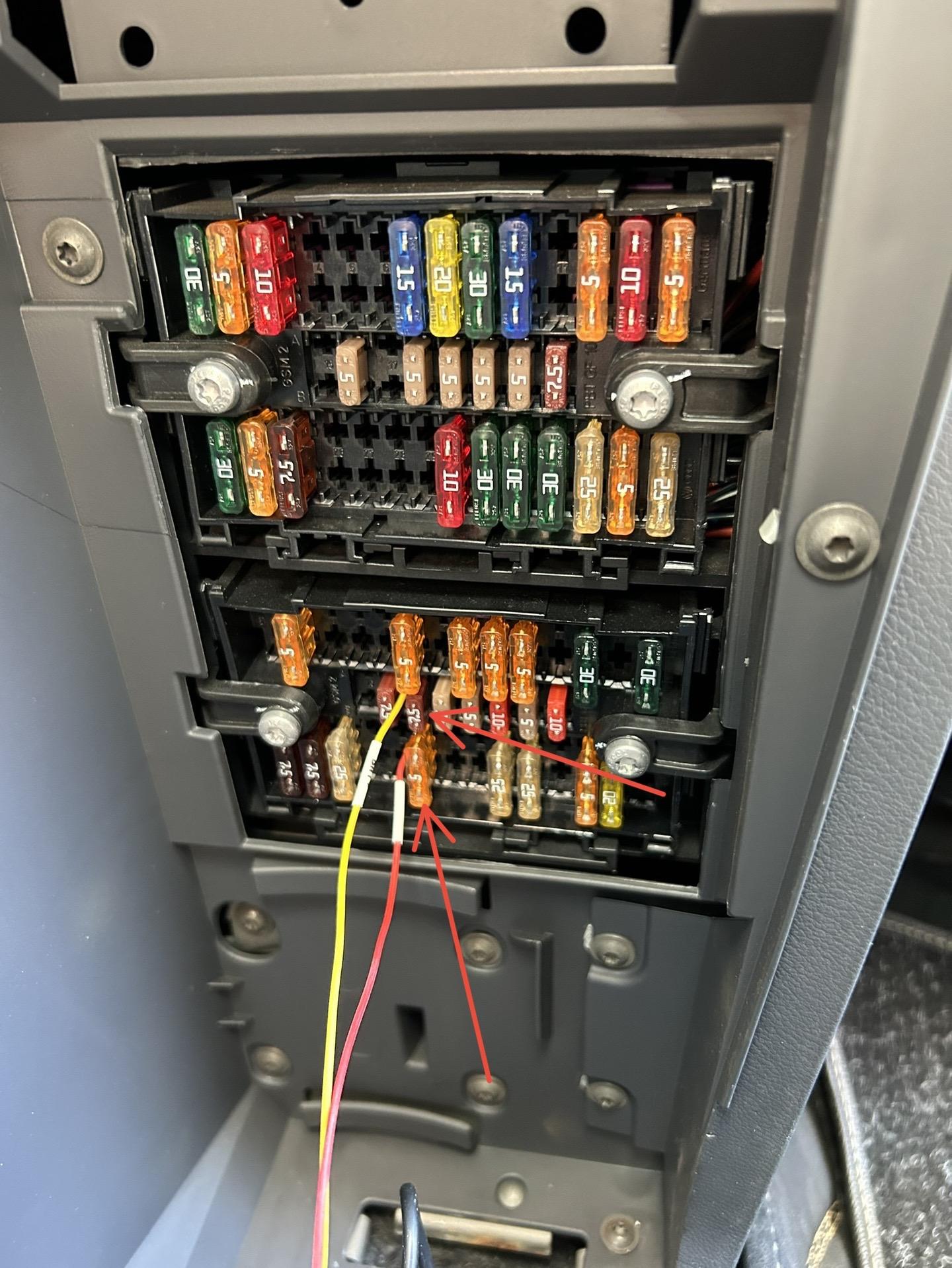 大众进口mpv迈特威保险盒位置与接线分享  虽然名字是大众  但是这款